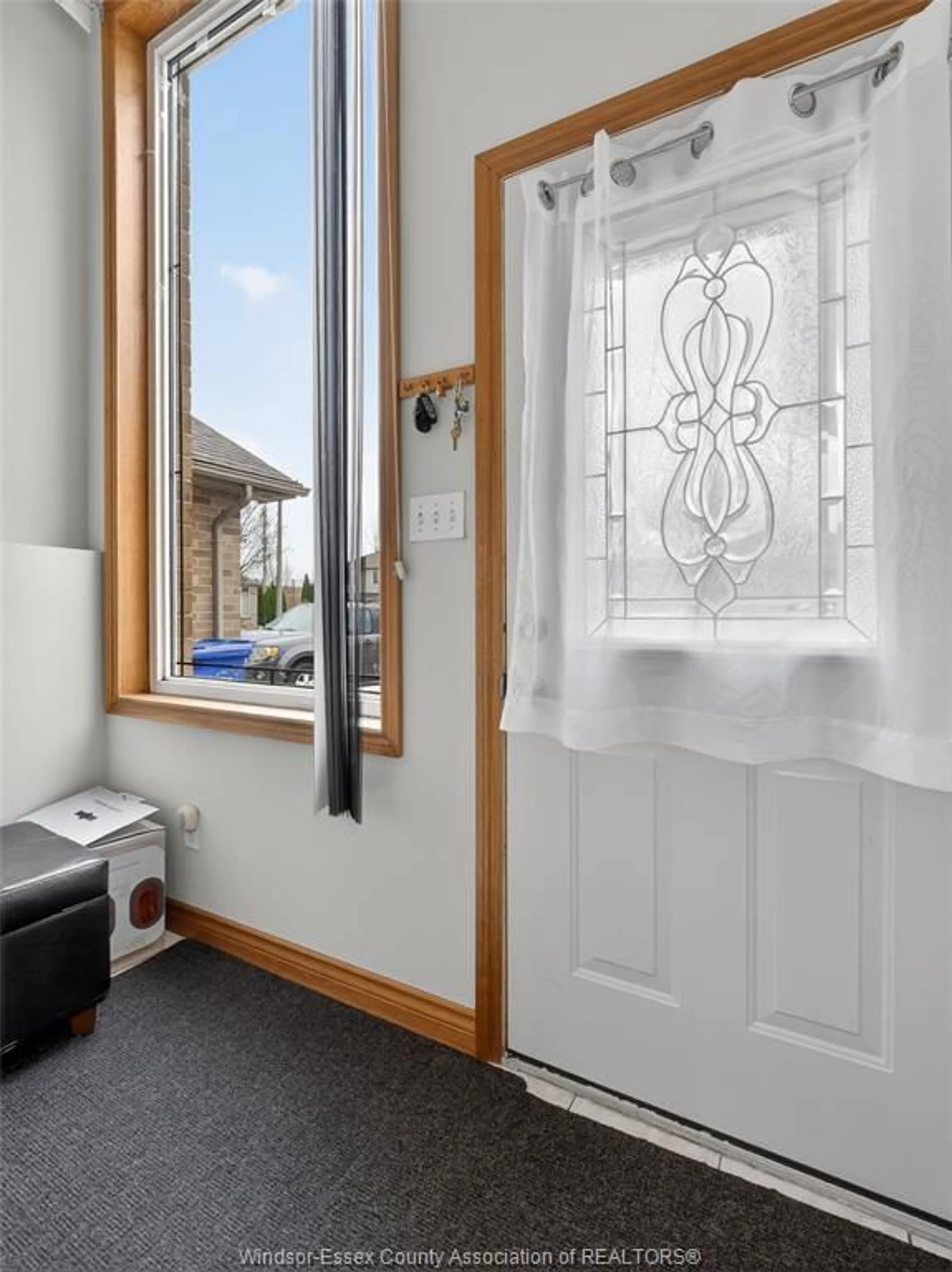 Indoor entryway for 1652 SAGEBRUSH Crt, Windsor Ontario N9G 3B8