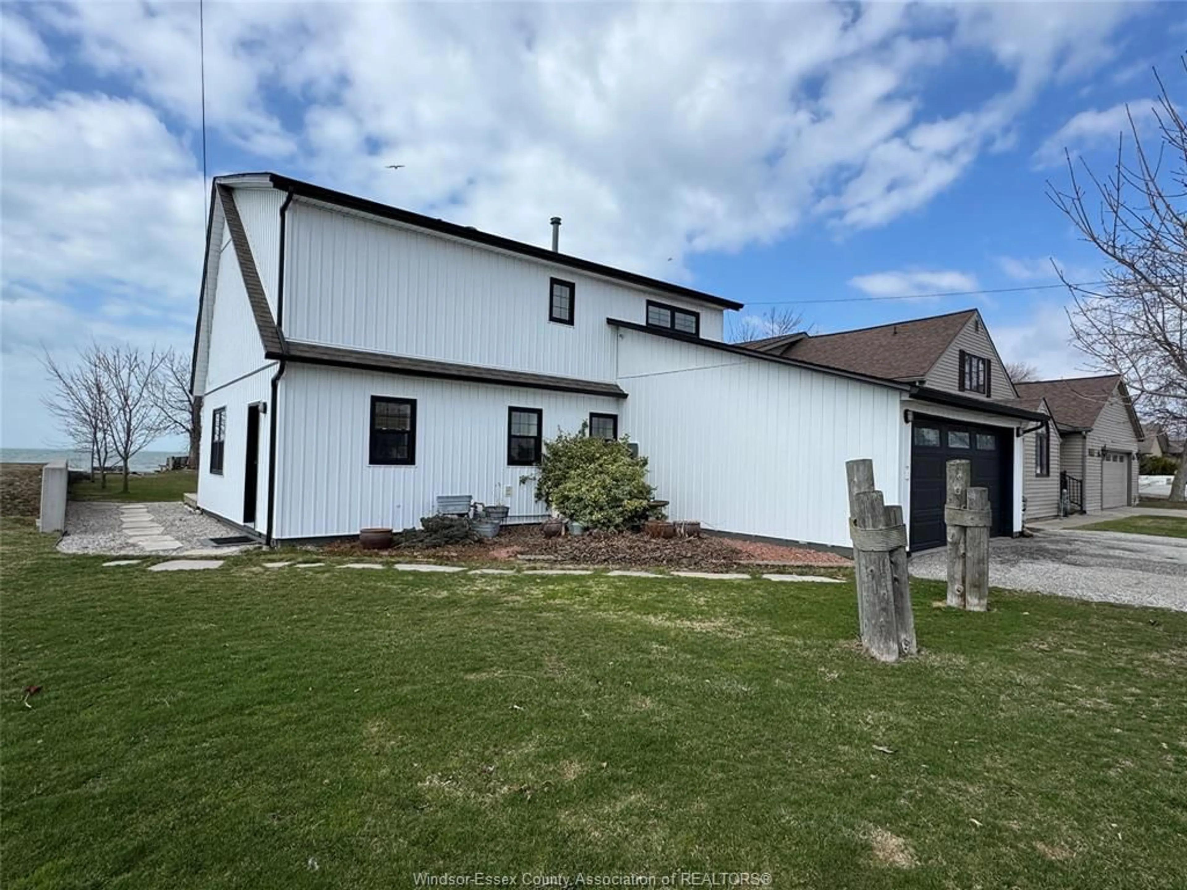 A pic from outside/outdoor area/front of a property/back of a property/a pic from drone, building for 198 ROBSON ROAD, Leamington Ontario N8H 5R1