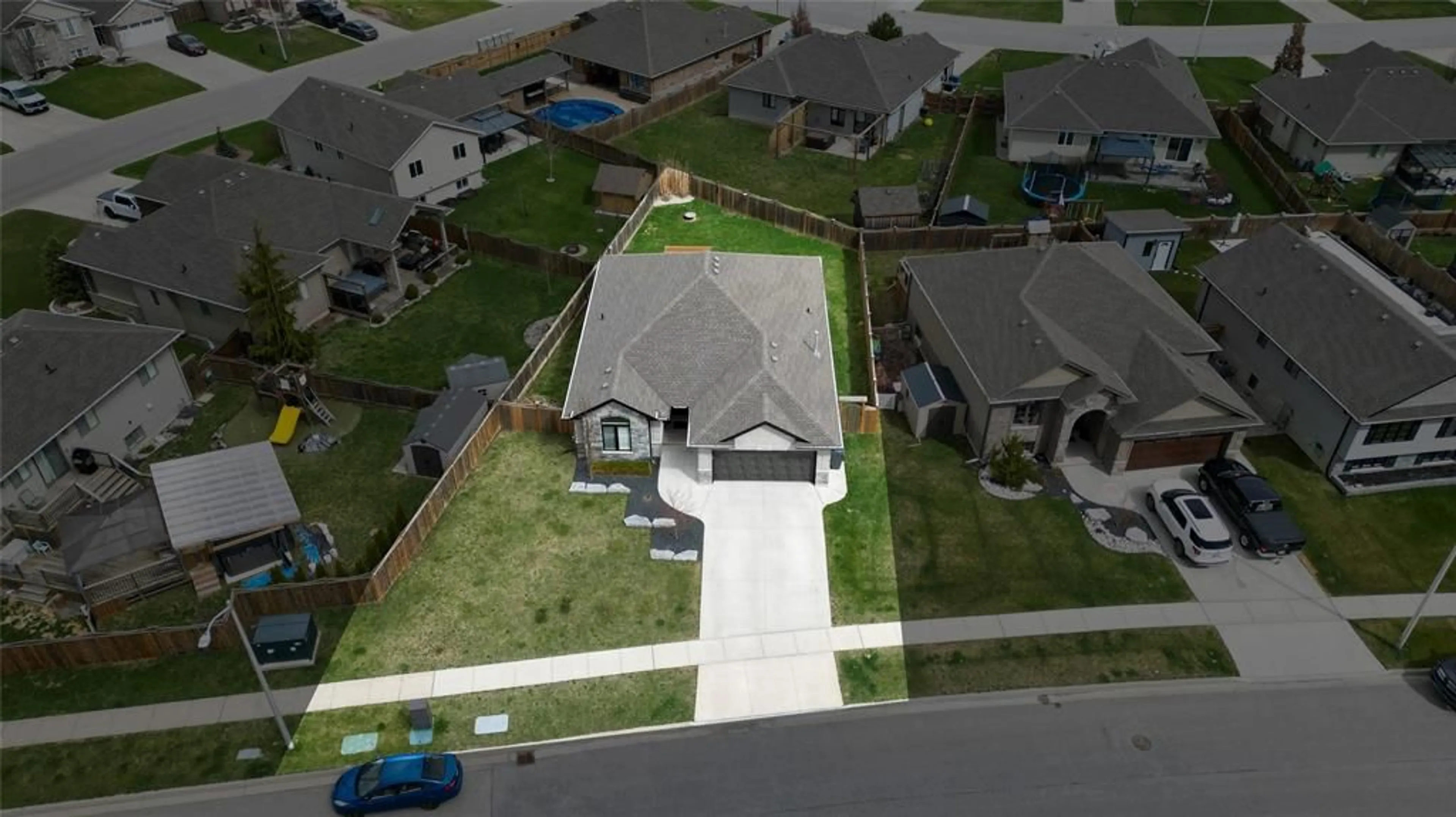 A pic from outside/outdoor area/front of a property/back of a property/a pic from drone, street for 300 Lexington Blvd, St Clair Ontario N0N 1G0