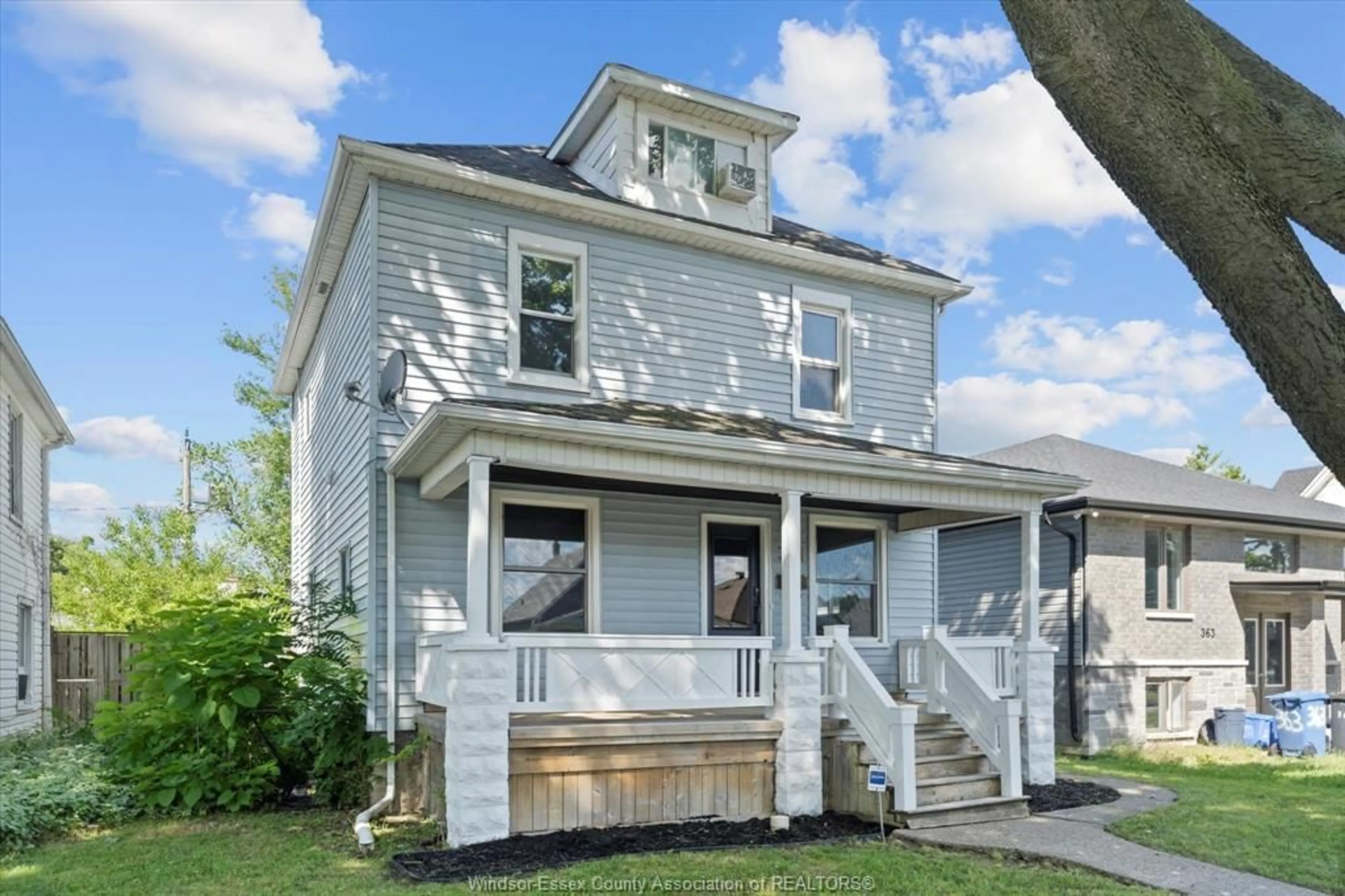 Home with vinyl exterior material, street for 371 Curry, Windsor Ontario N9E 2B6