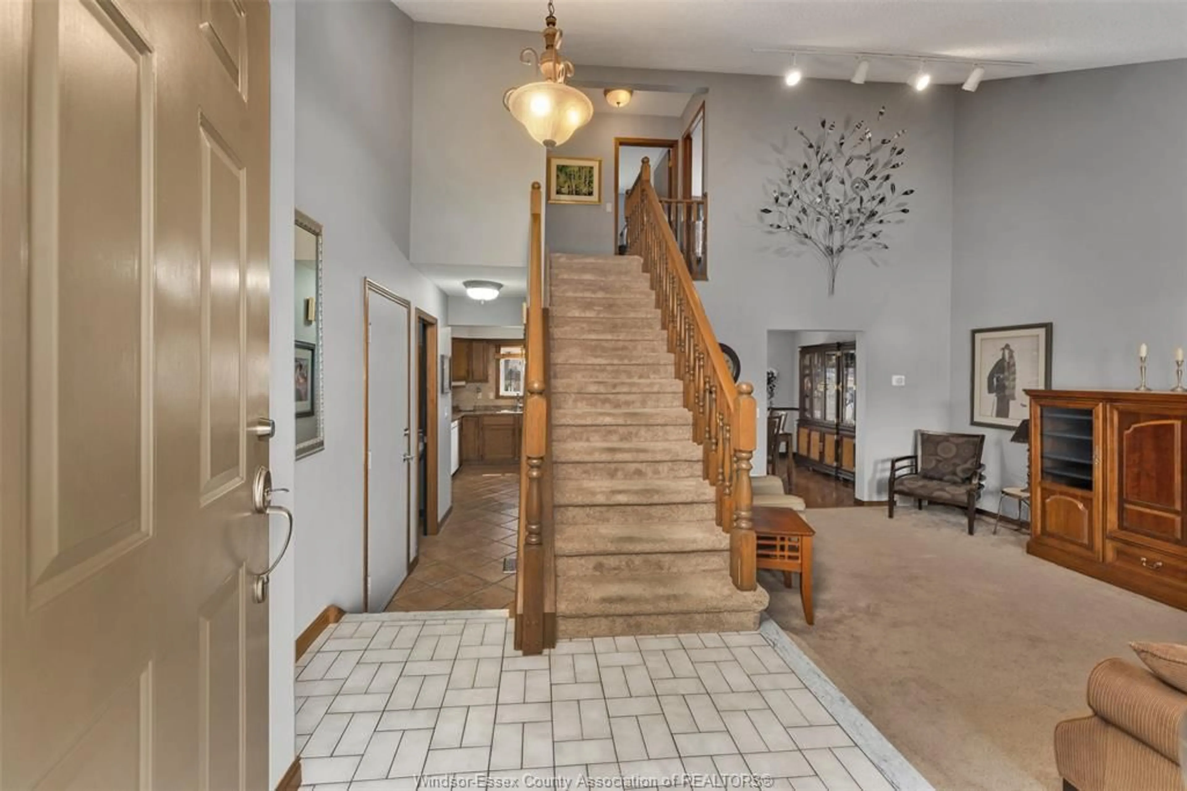 Indoor foyer for 13185 SALICH Crt, Tecumseh Ontario N8N 4J6