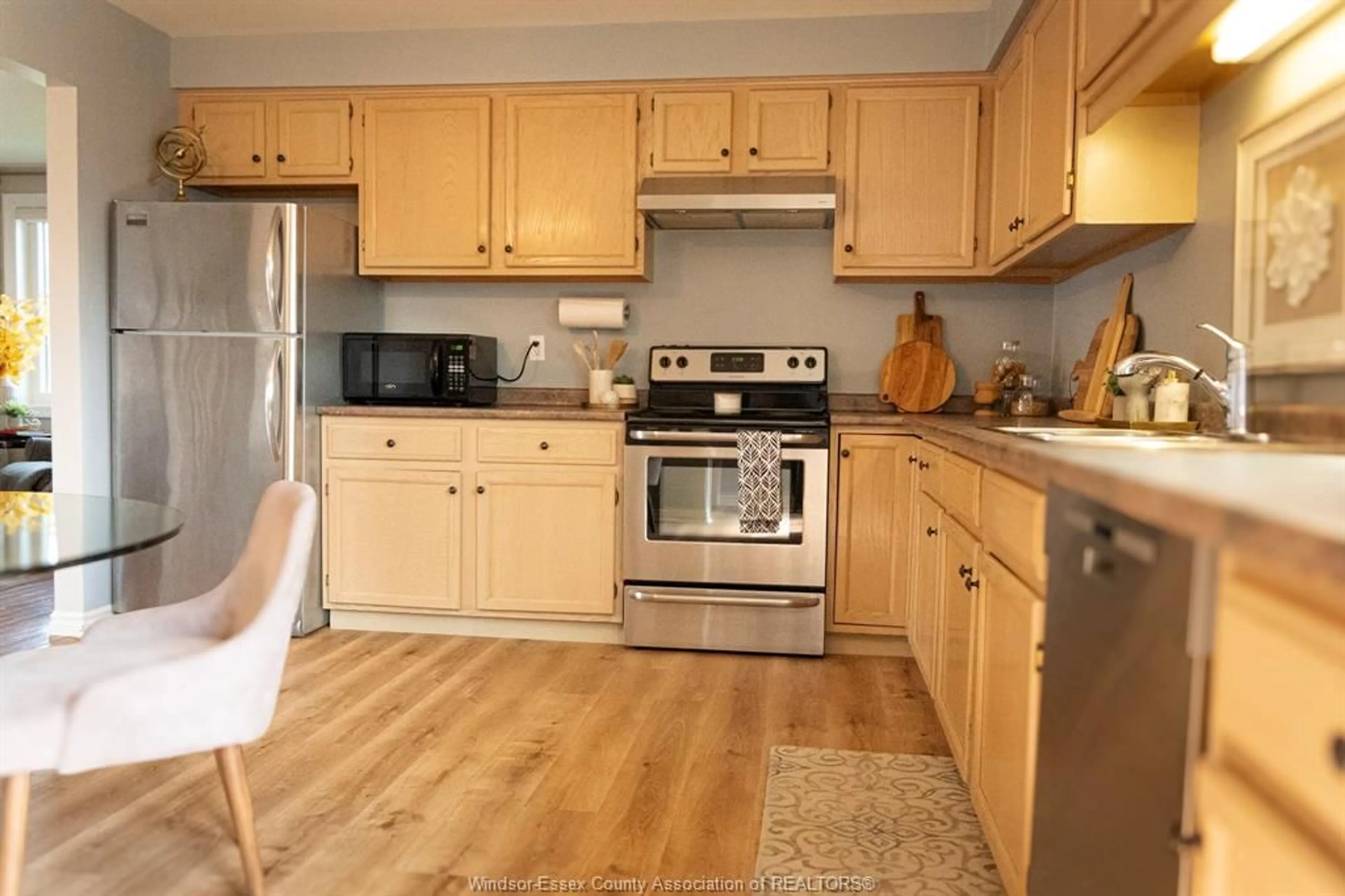 Standard kitchen, wood/laminate floor for 330 SUNNYSIDE Blvd, LaSalle Ontario N9J 3J3