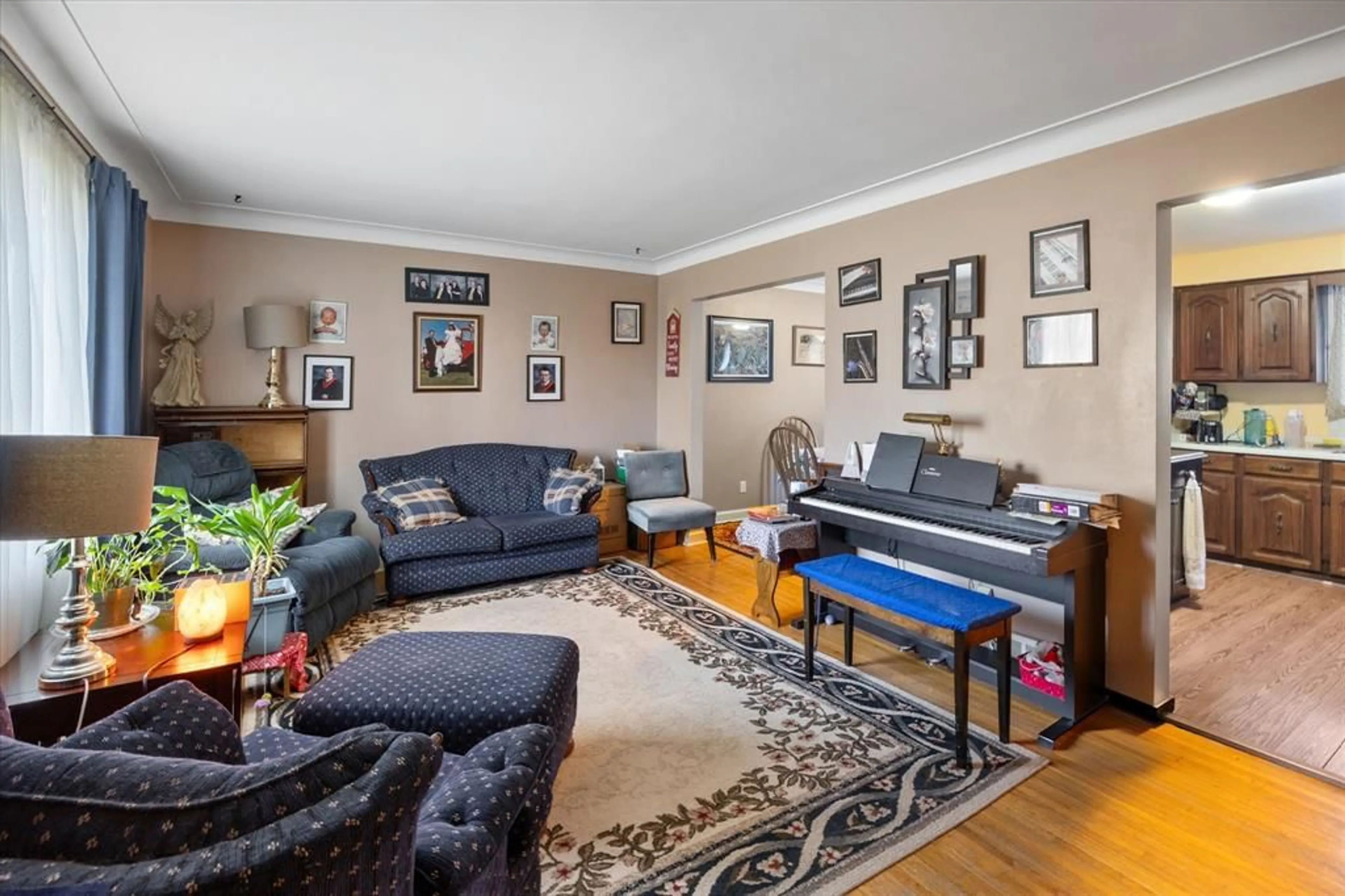 Living room with furniture, unknown for 2979 ORION, Windsor Ontario N9E 2Z3