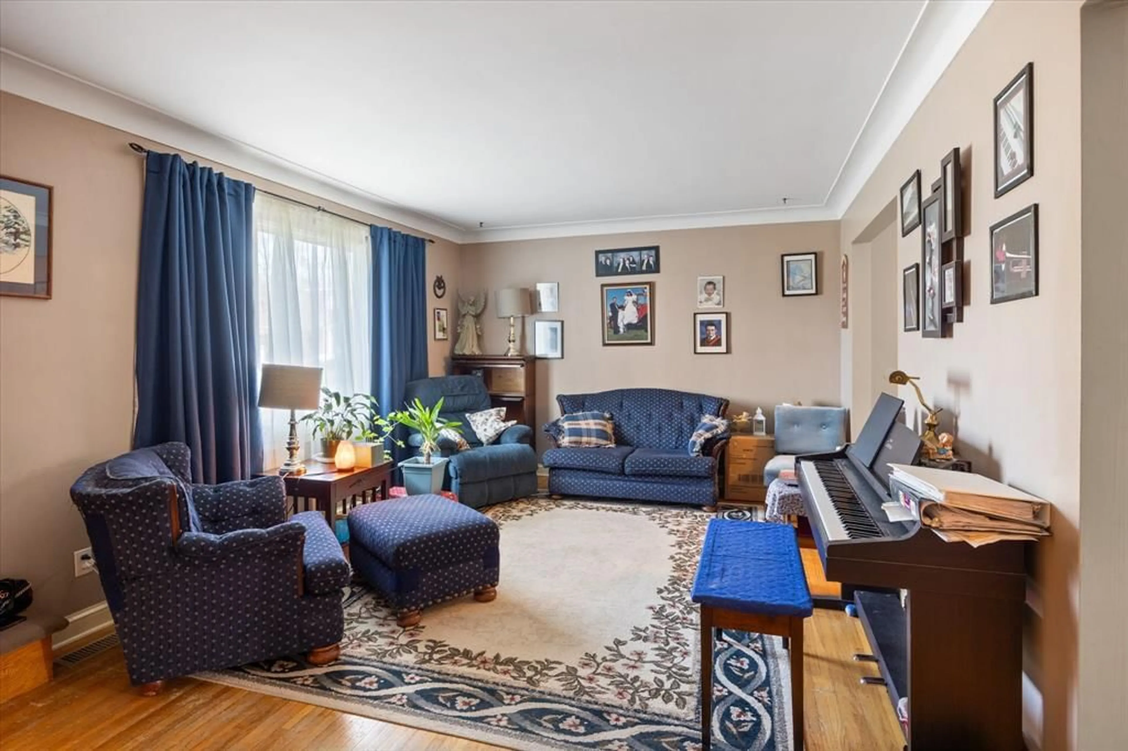 Living room with furniture, unknown for 2979 ORION, Windsor Ontario N9E 2Z3