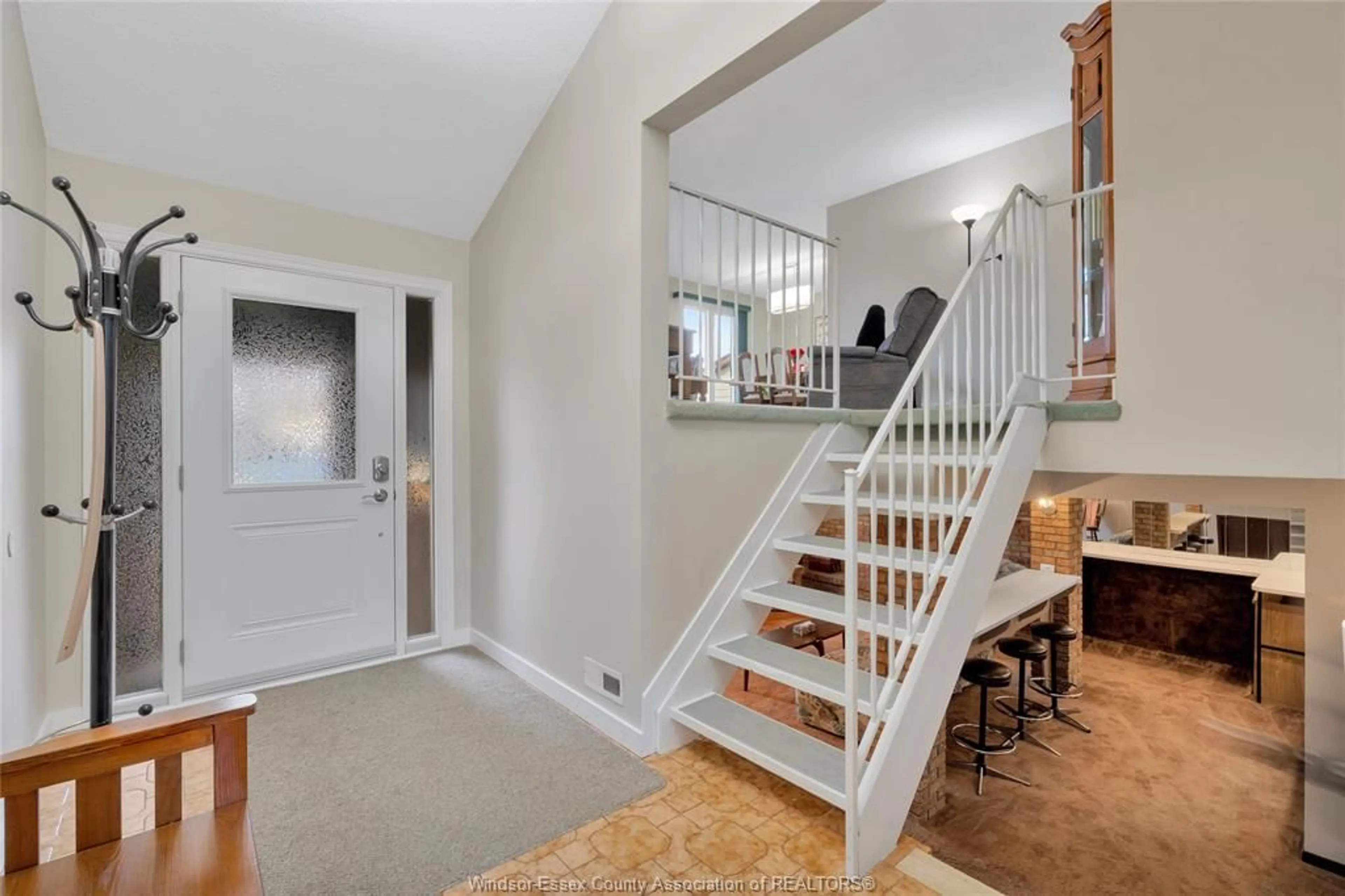 Indoor entryway for 10162 ASPEN Lane, Windsor Ontario N8R 2B8