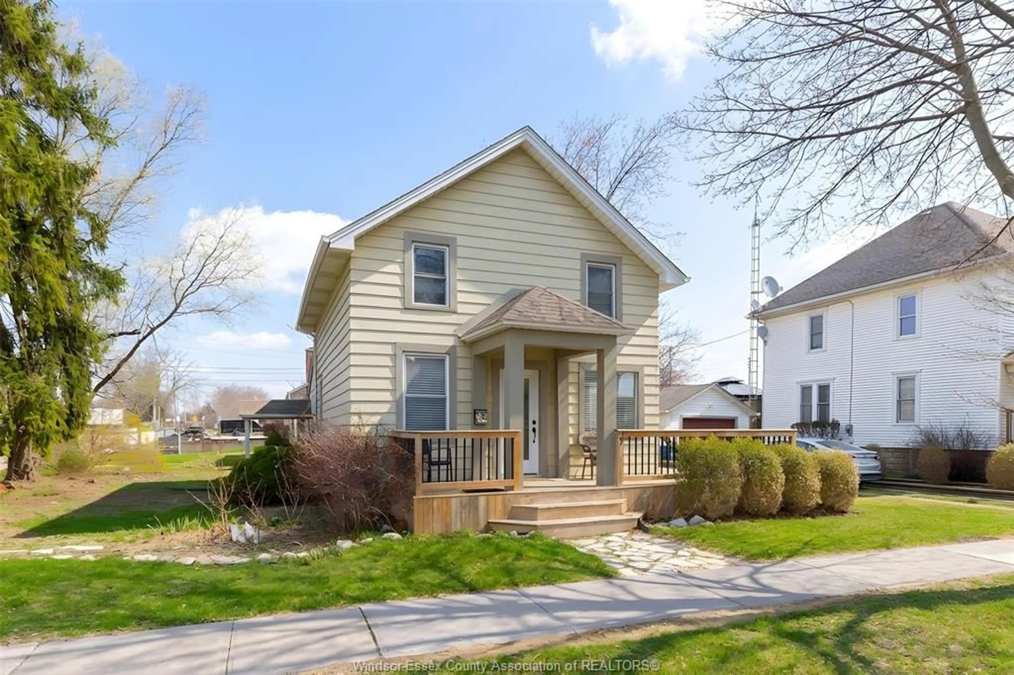 Home with vinyl exterior material, street for 21 CLARK, Leamington Ontario N8H 1E5