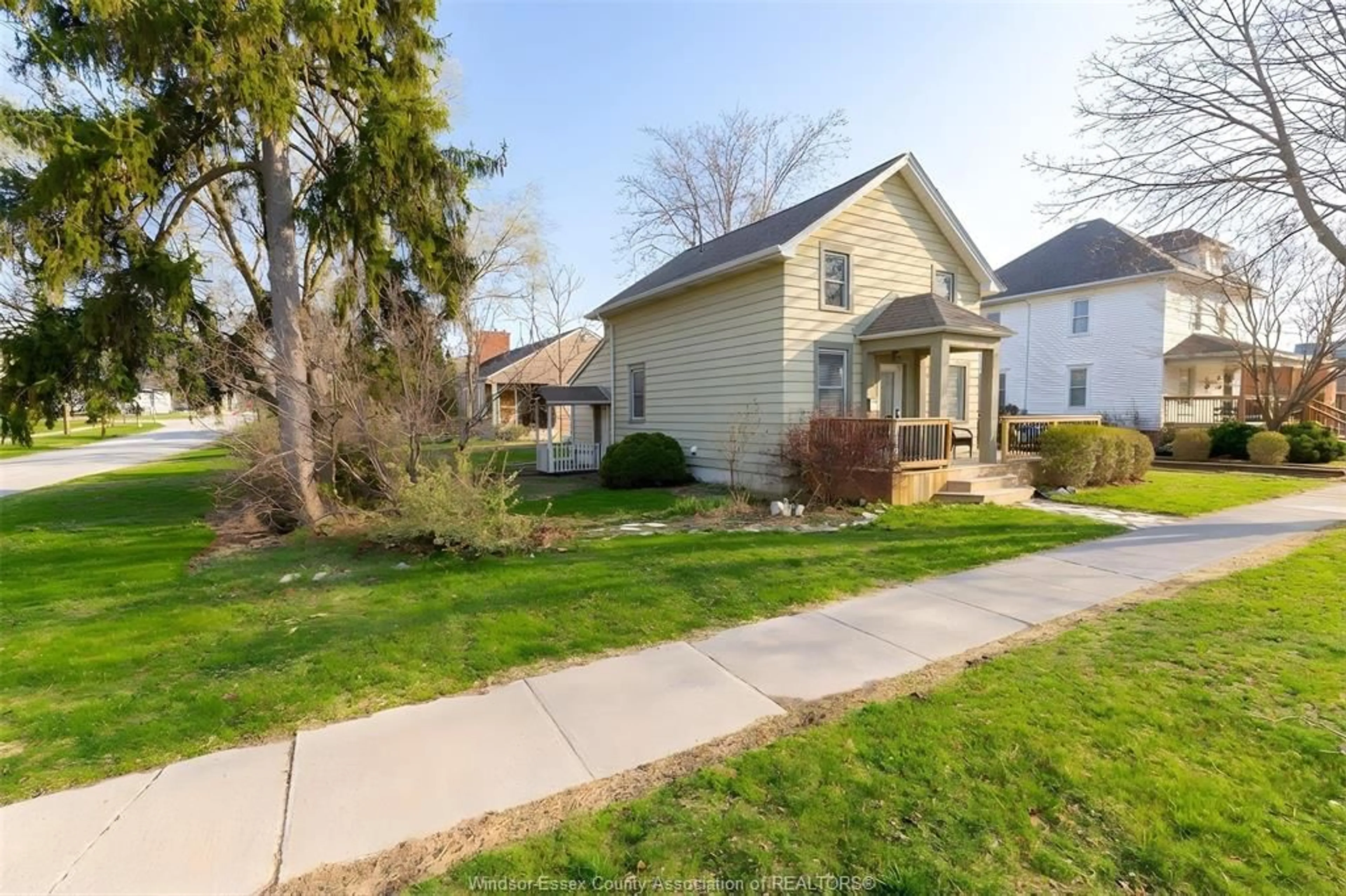 A pic from outside/outdoor area/front of a property/back of a property/a pic from drone, street for 21 CLARK, Leamington Ontario N8H 1E5