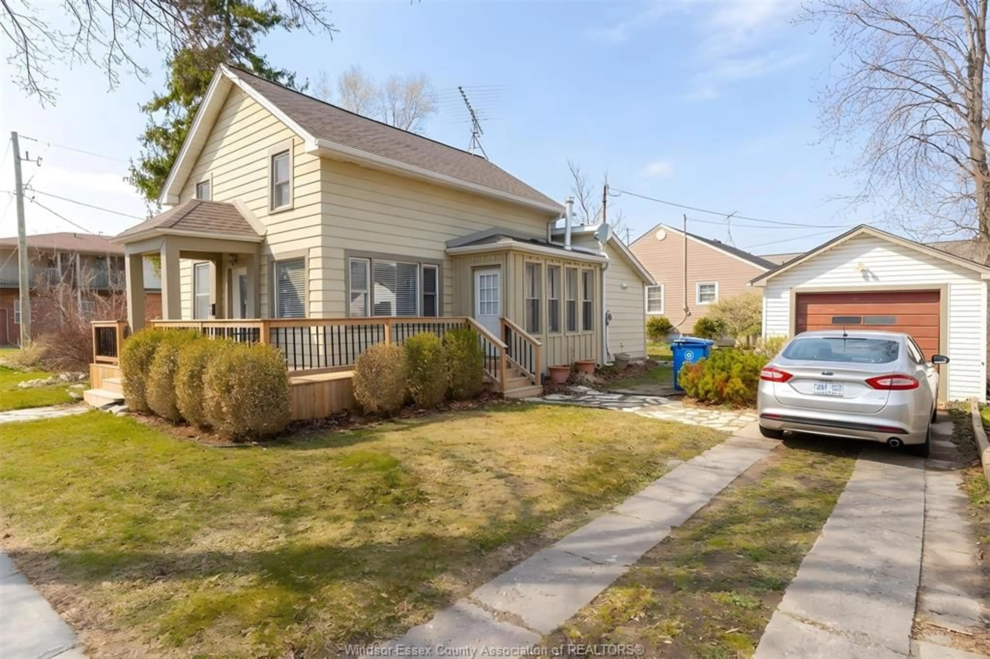 Home with vinyl exterior material, street for 21 CLARK, Leamington Ontario N8H 1E5