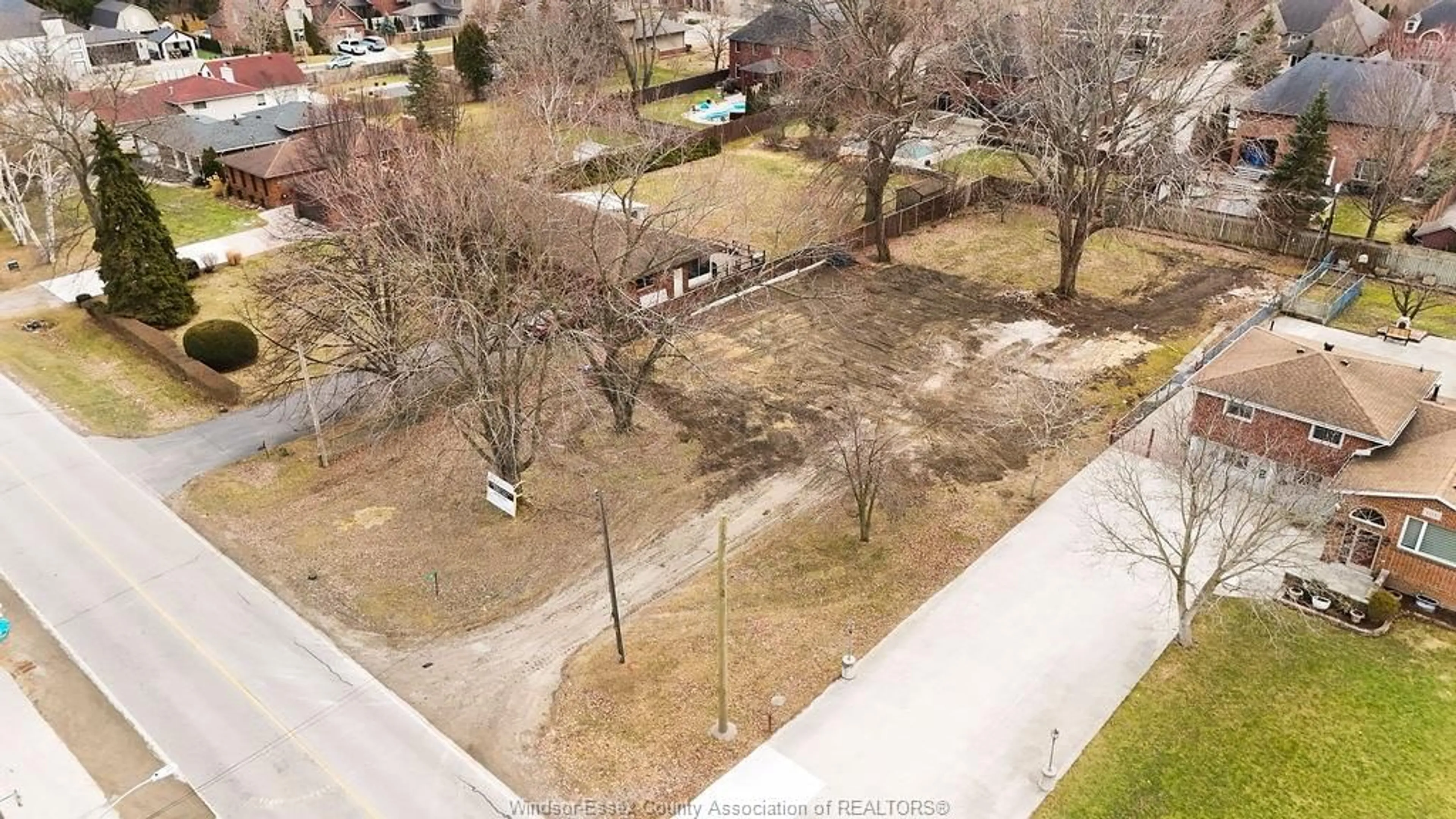 A pic from outside/outdoor area/front of a property/back of a property/a pic from drone, street for 1122 REAUME, LaSalle Ontario N9J 1C1