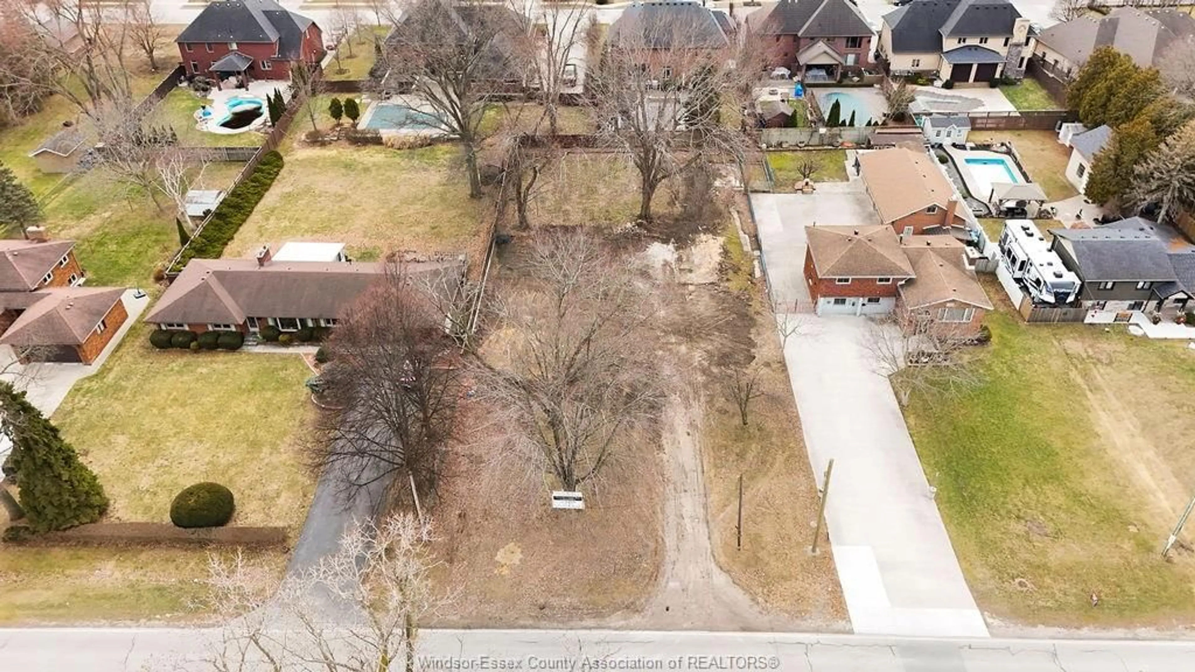 A pic from outside/outdoor area/front of a property/back of a property/a pic from drone, street for 1122 REAUME, LaSalle Ontario N9J 1C1