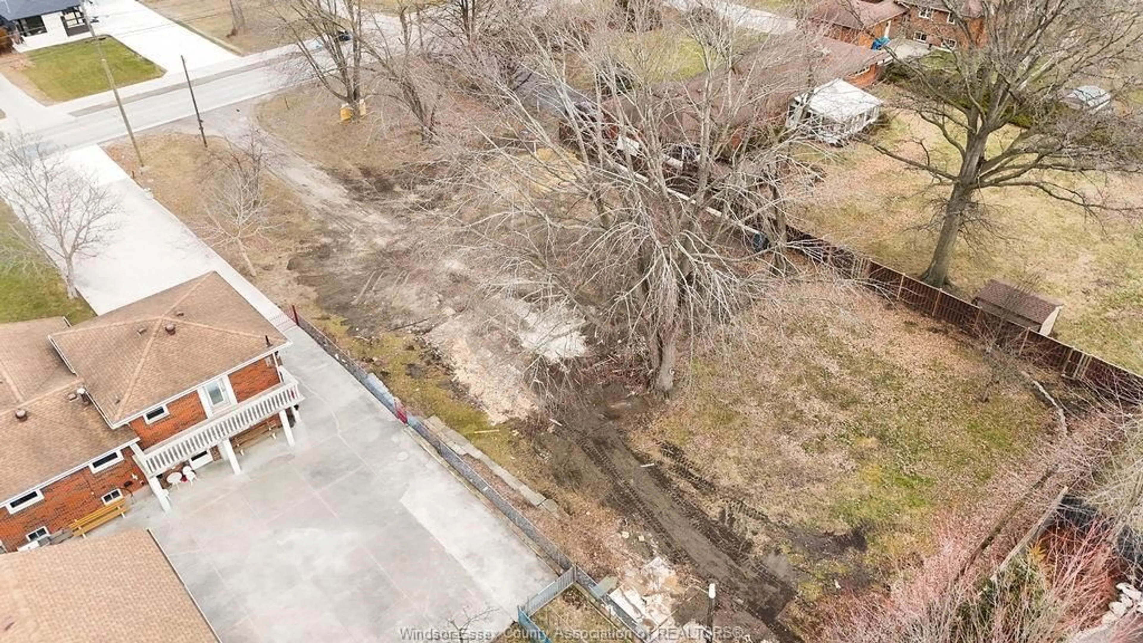 A pic from outside/outdoor area/front of a property/back of a property/a pic from drone, city buildings view from balcony for 1122 REAUME, LaSalle Ontario N9J 1C1