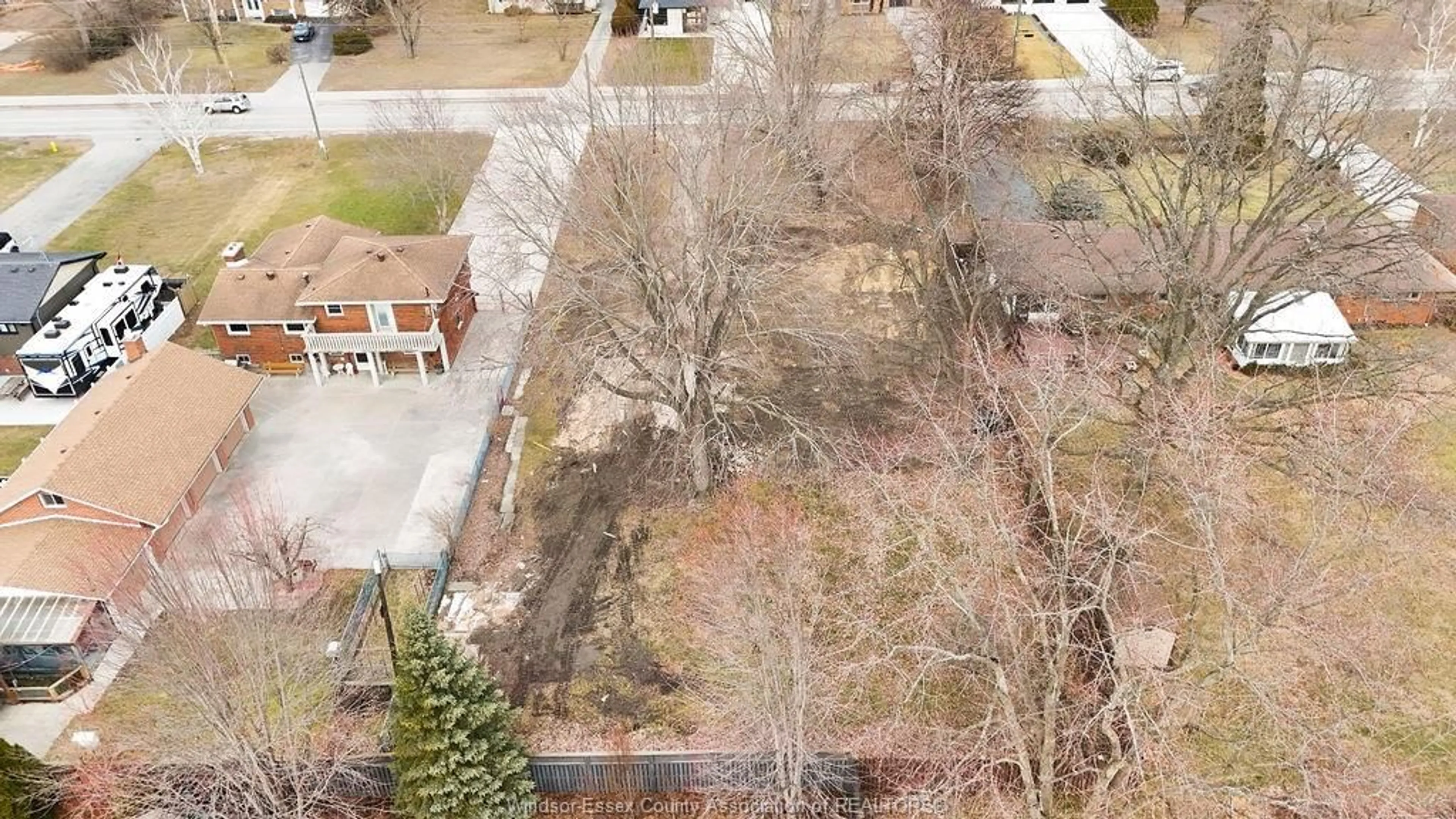 A pic from outside/outdoor area/front of a property/back of a property/a pic from drone, unknown for 1122 REAUME, LaSalle Ontario N9J 1C1