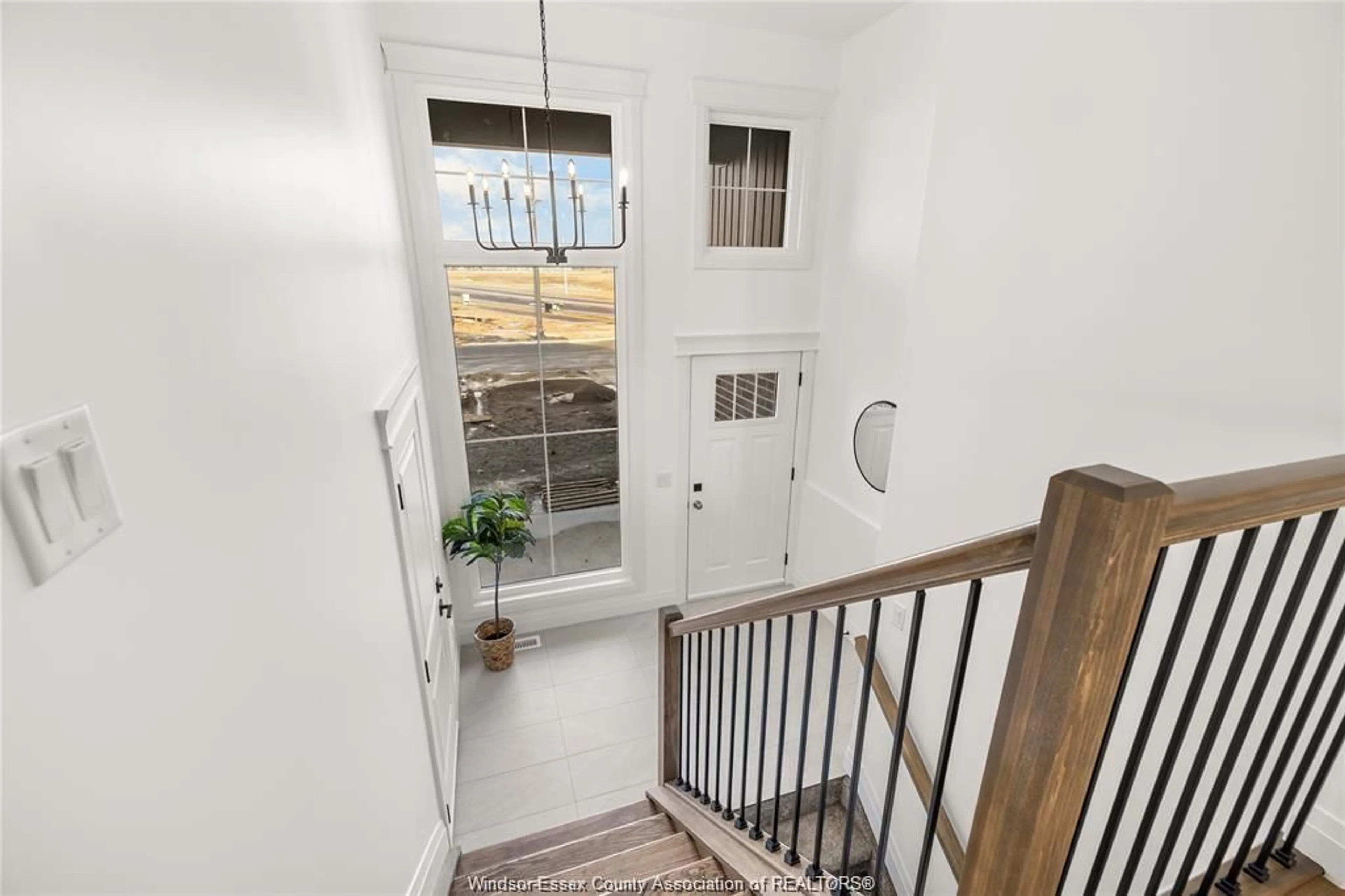 Indoor entryway for 8004 MEO Blvd, LaSalle Ontario N9H 1E3