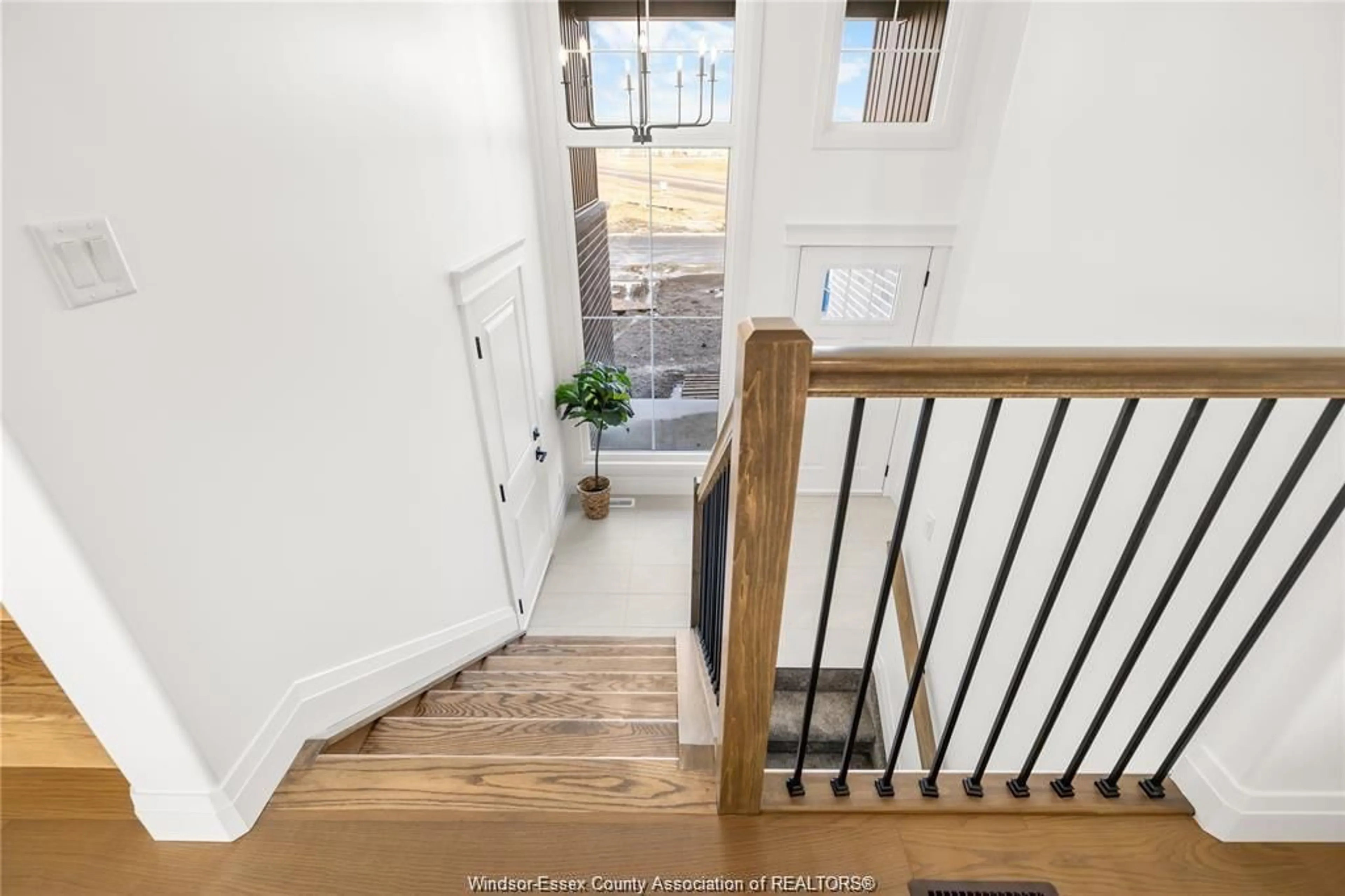 Indoor entryway for 8004 MEO Blvd, LaSalle Ontario N9H 1E3