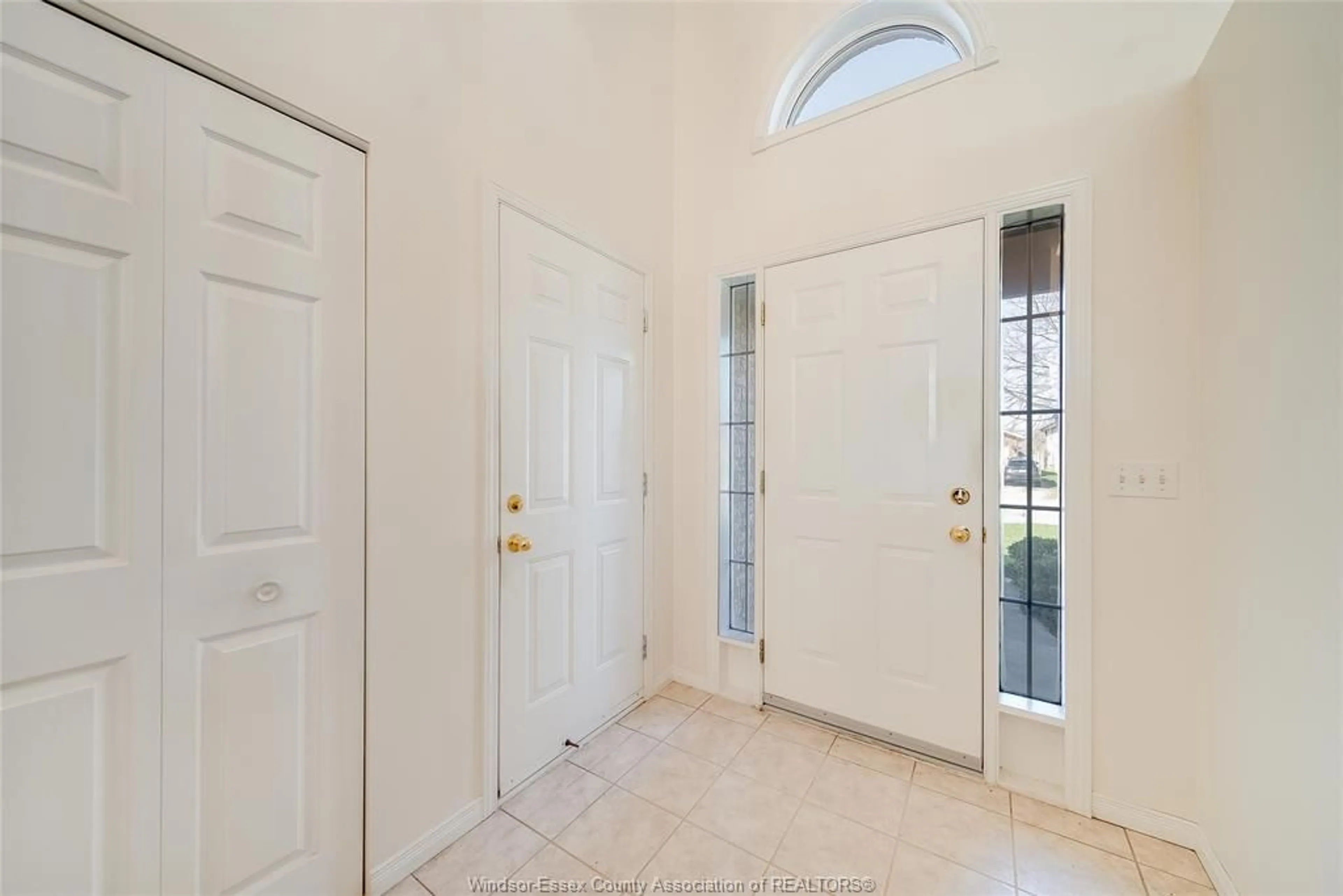 Indoor entryway for 1140 LAKEVIEW Ave, Windsor Ontario N8P 1K9