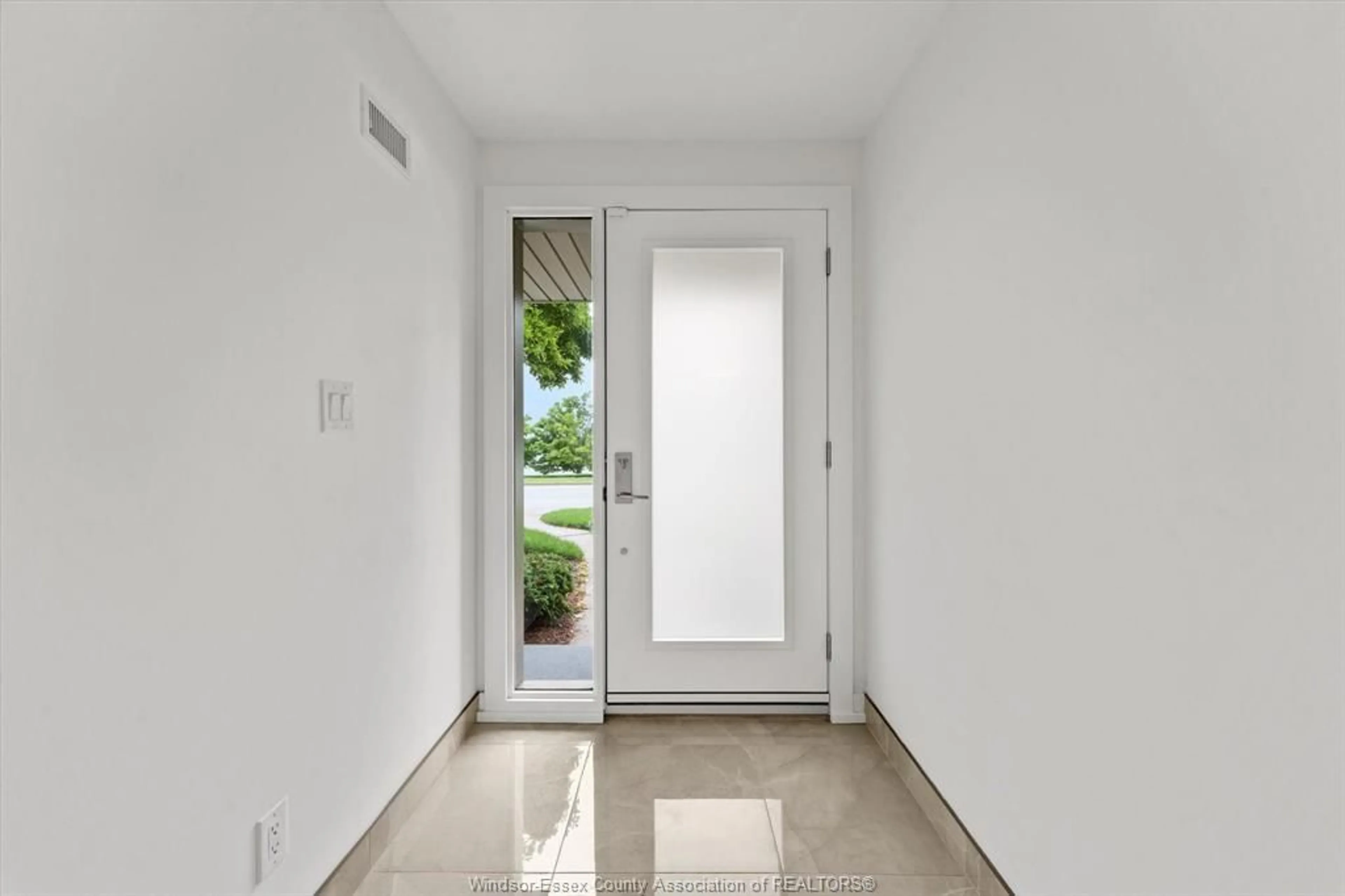 Indoor foyer for 2371 RIVERSIDE Dr, Windsor Ontario N9B 1B1