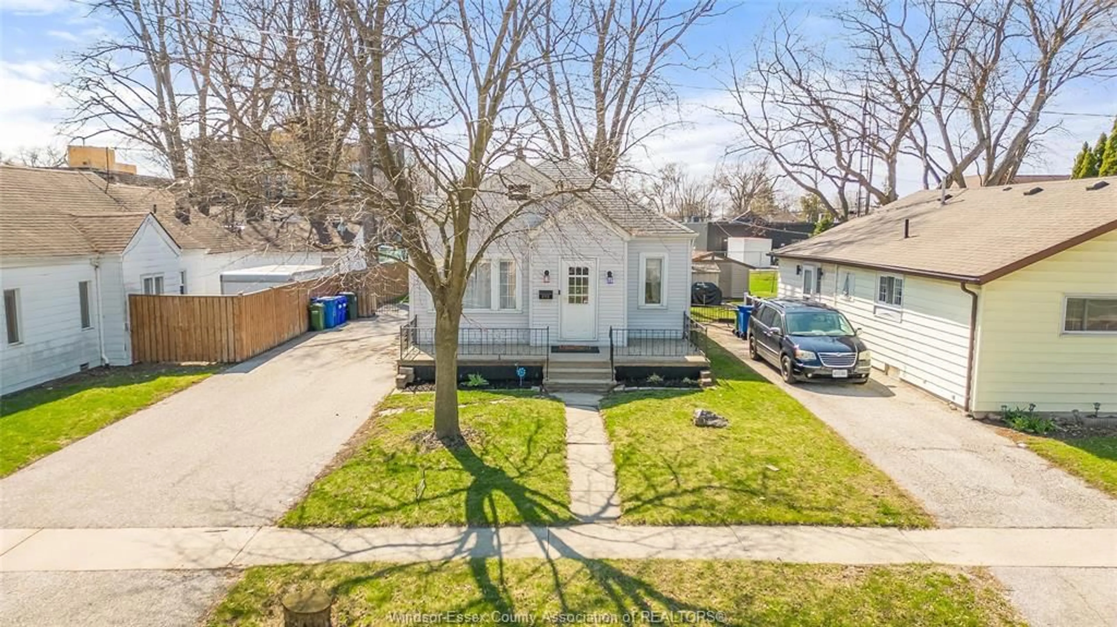 A pic from outside/outdoor area/front of a property/back of a property/a pic from drone, street for 273 FRANK Ave, Windsor Ontario N8S 3N7
