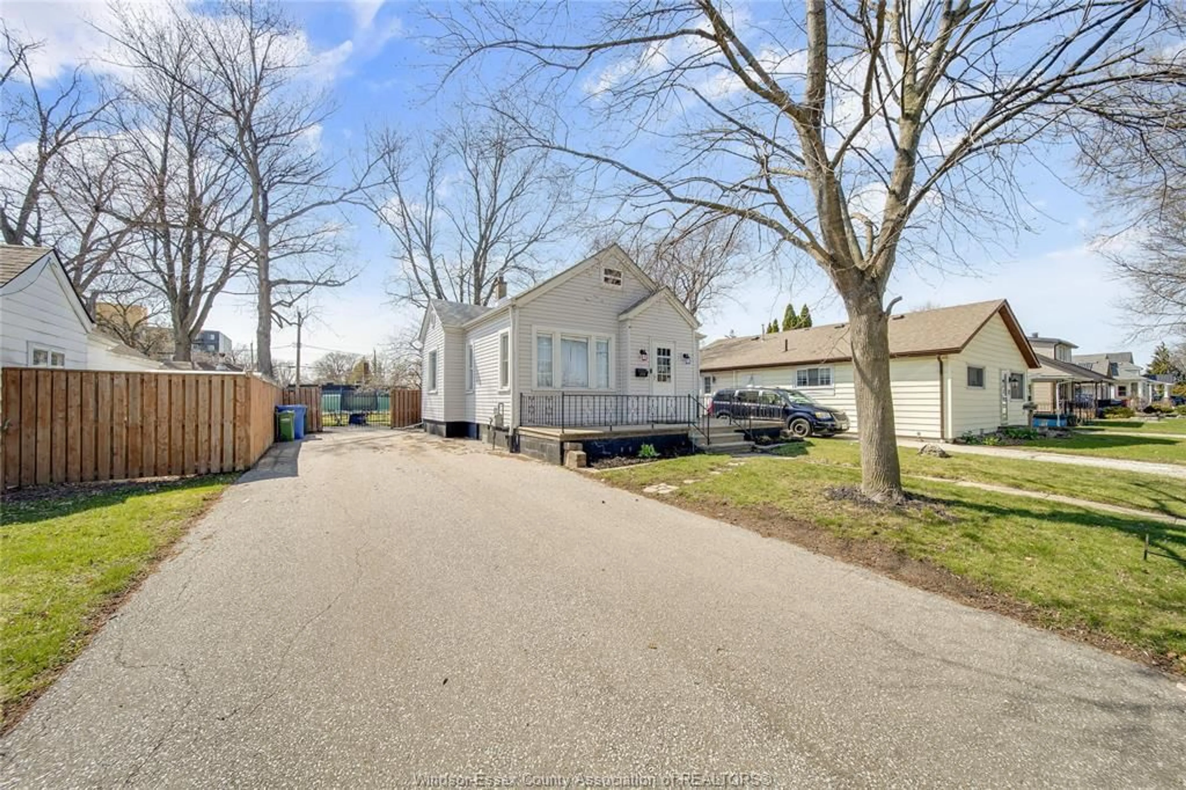 A pic from outside/outdoor area/front of a property/back of a property/a pic from drone, street for 273 FRANK Ave, Windsor Ontario N8S 3N7