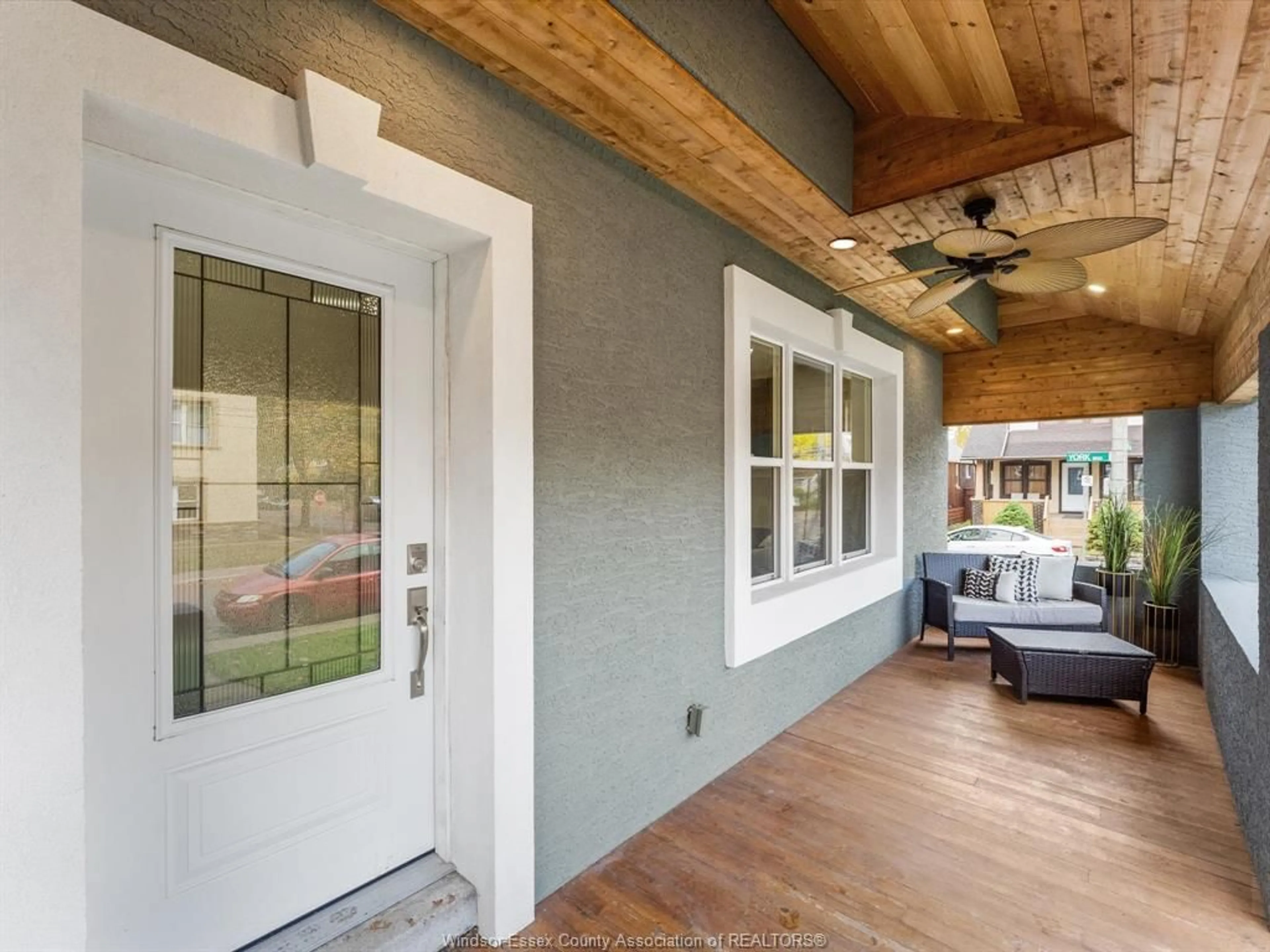 Indoor entryway for 425 Hanna St, Windsor Ontario N8X 1E5