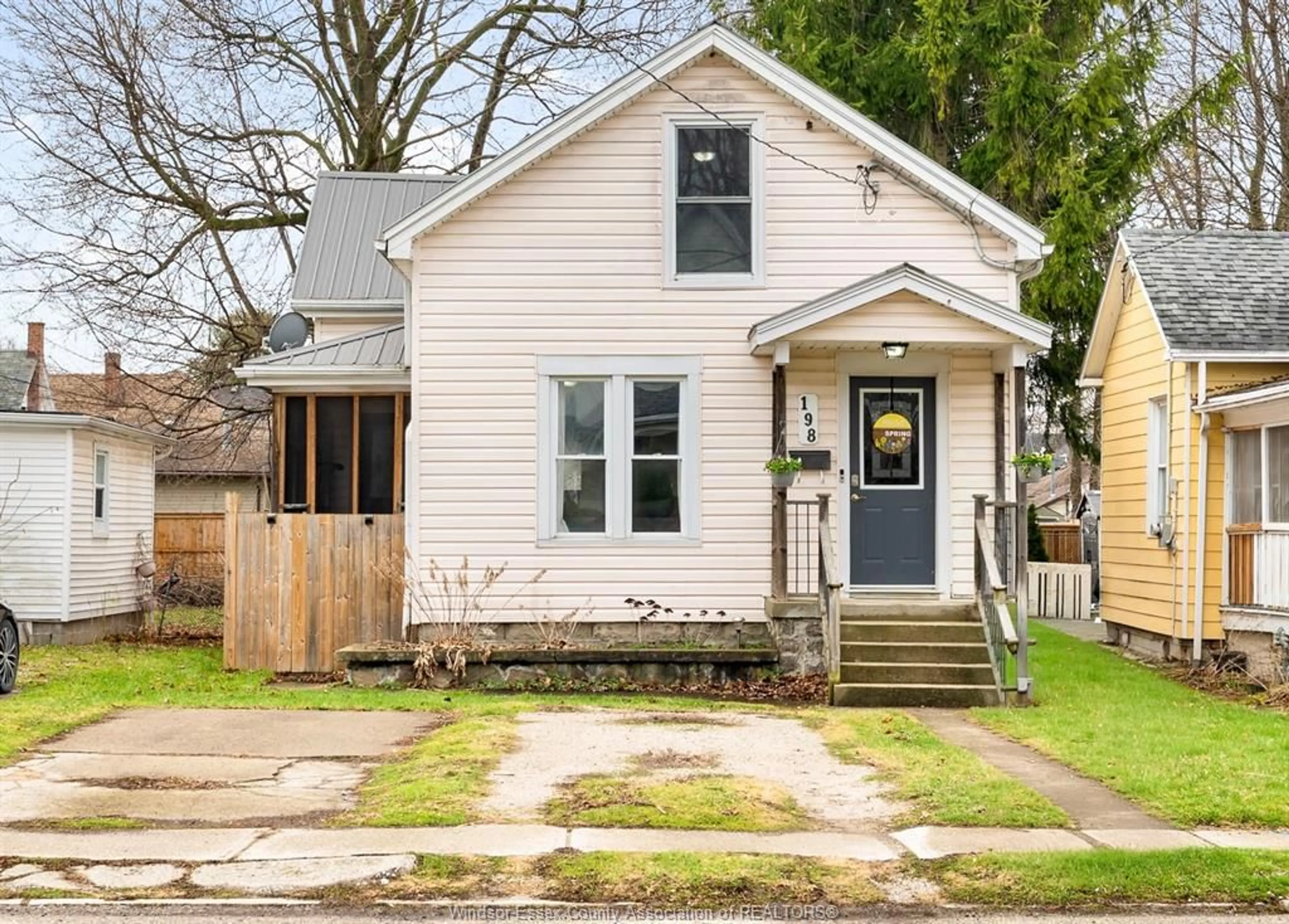 Home with vinyl exterior material, street for 198 Raleigh, Chatham Ontario N7M 2N7