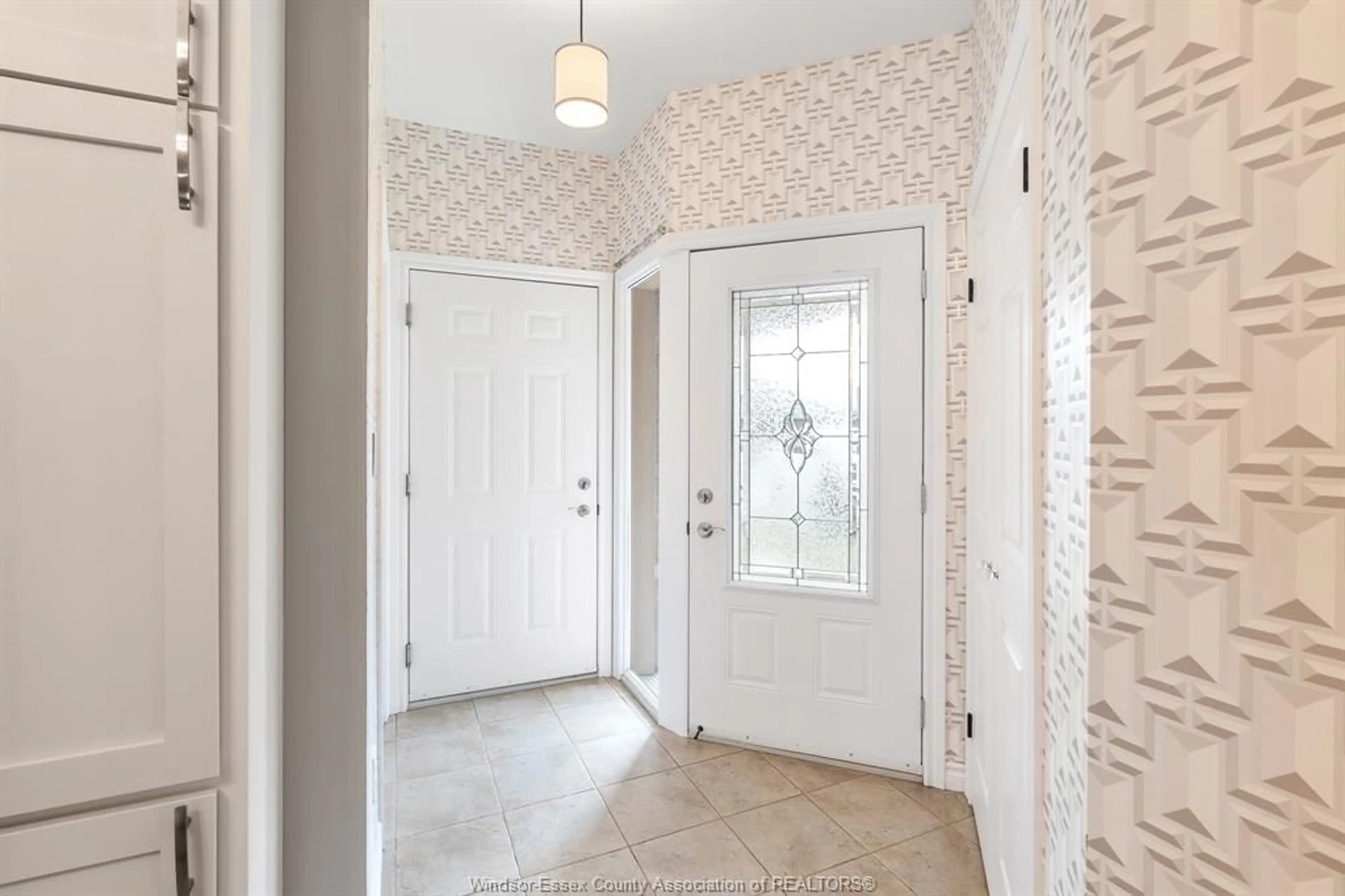 Indoor entryway for 18 Hazel Cres, Kingsville Ontario N9Y 0A8