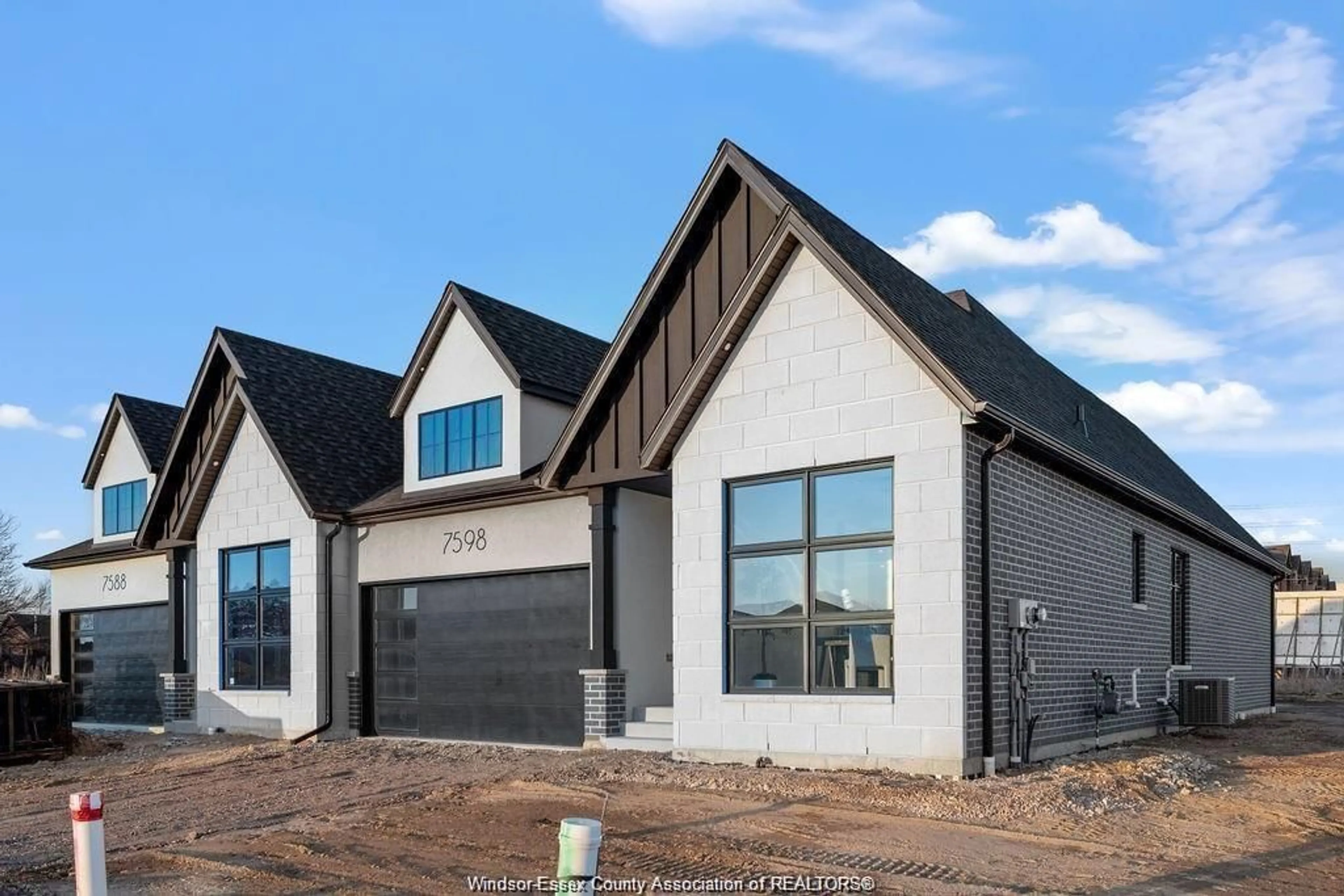 Home with vinyl exterior material, unknown for 7578 SILVERLEAF Lane, LaSalle Ontario N9H 1H3