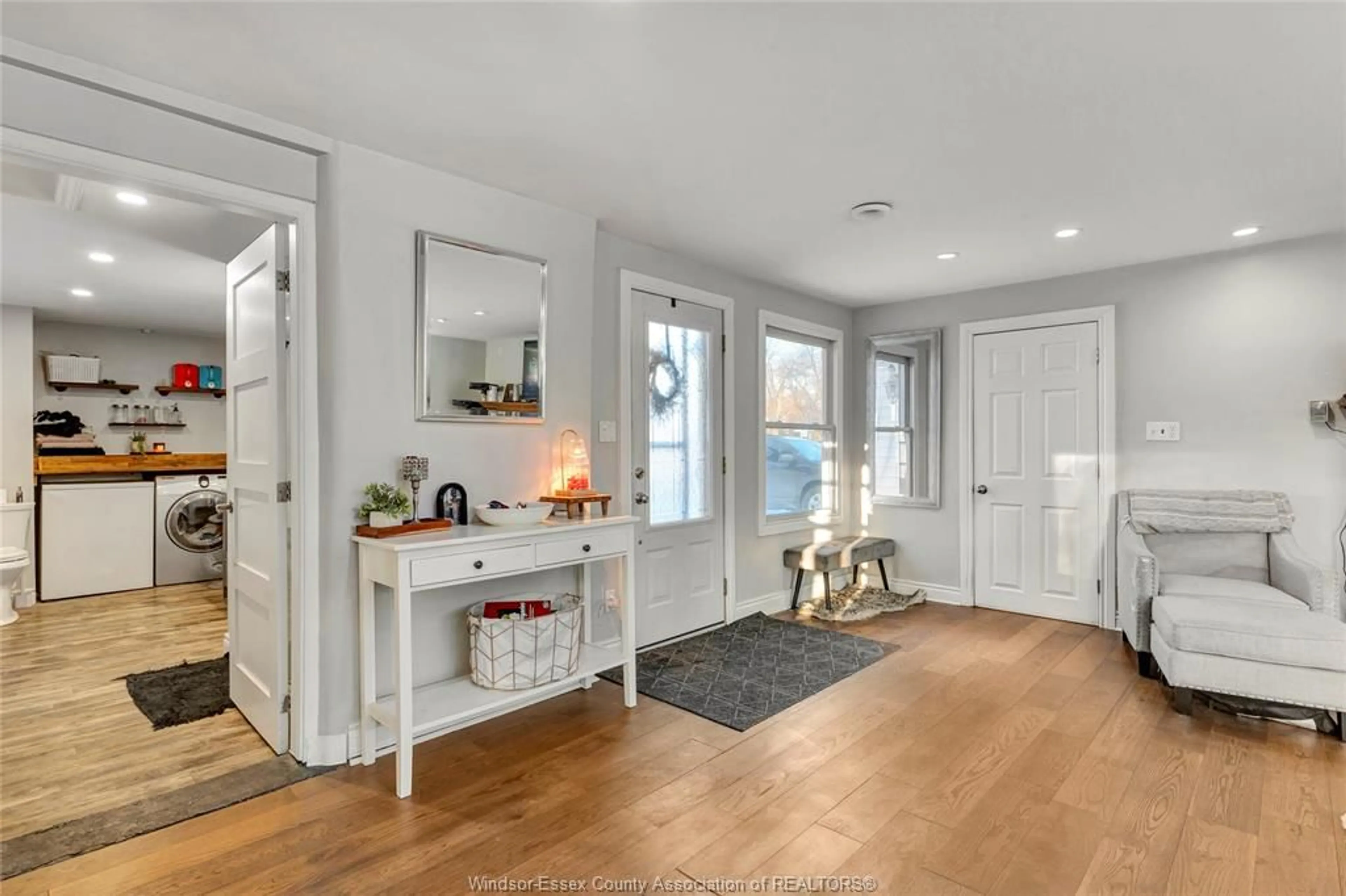 Indoor entryway for 805 ROSELAWN, Windsor Ontario N9E 2B3