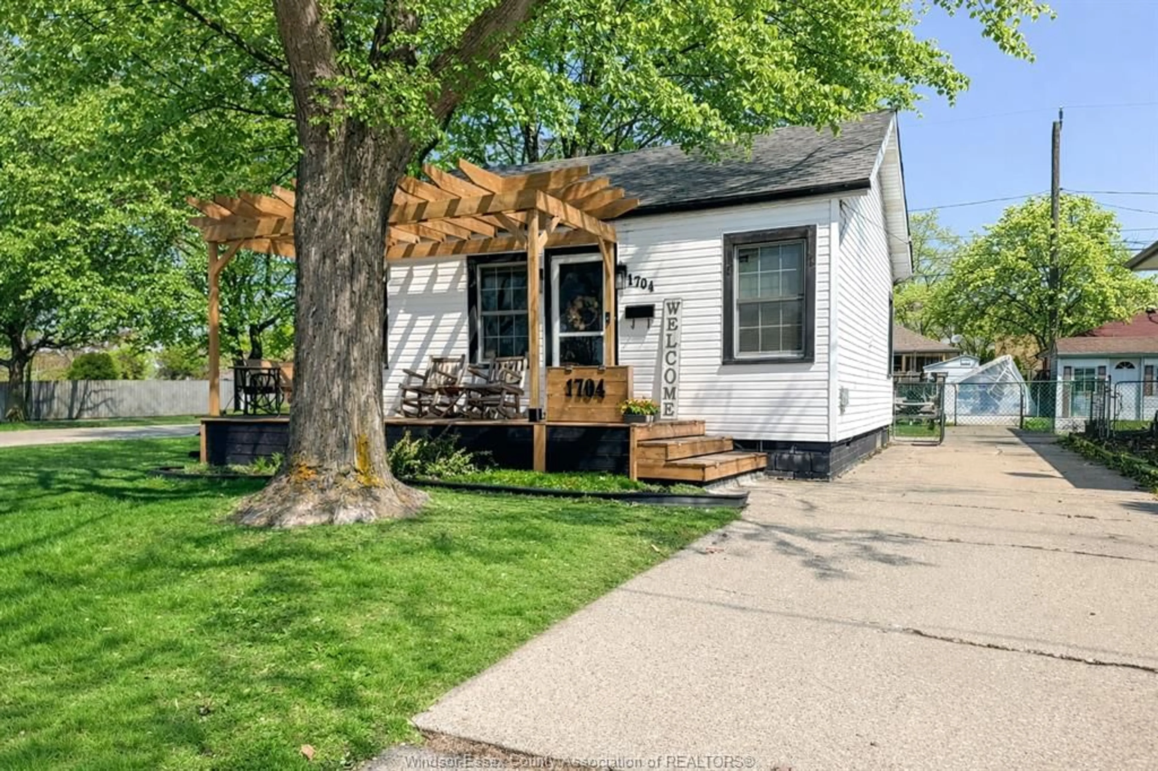 Home with vinyl exterior material, street for 1704 CENTRAL, Windsor Ontario N8Y 3W2