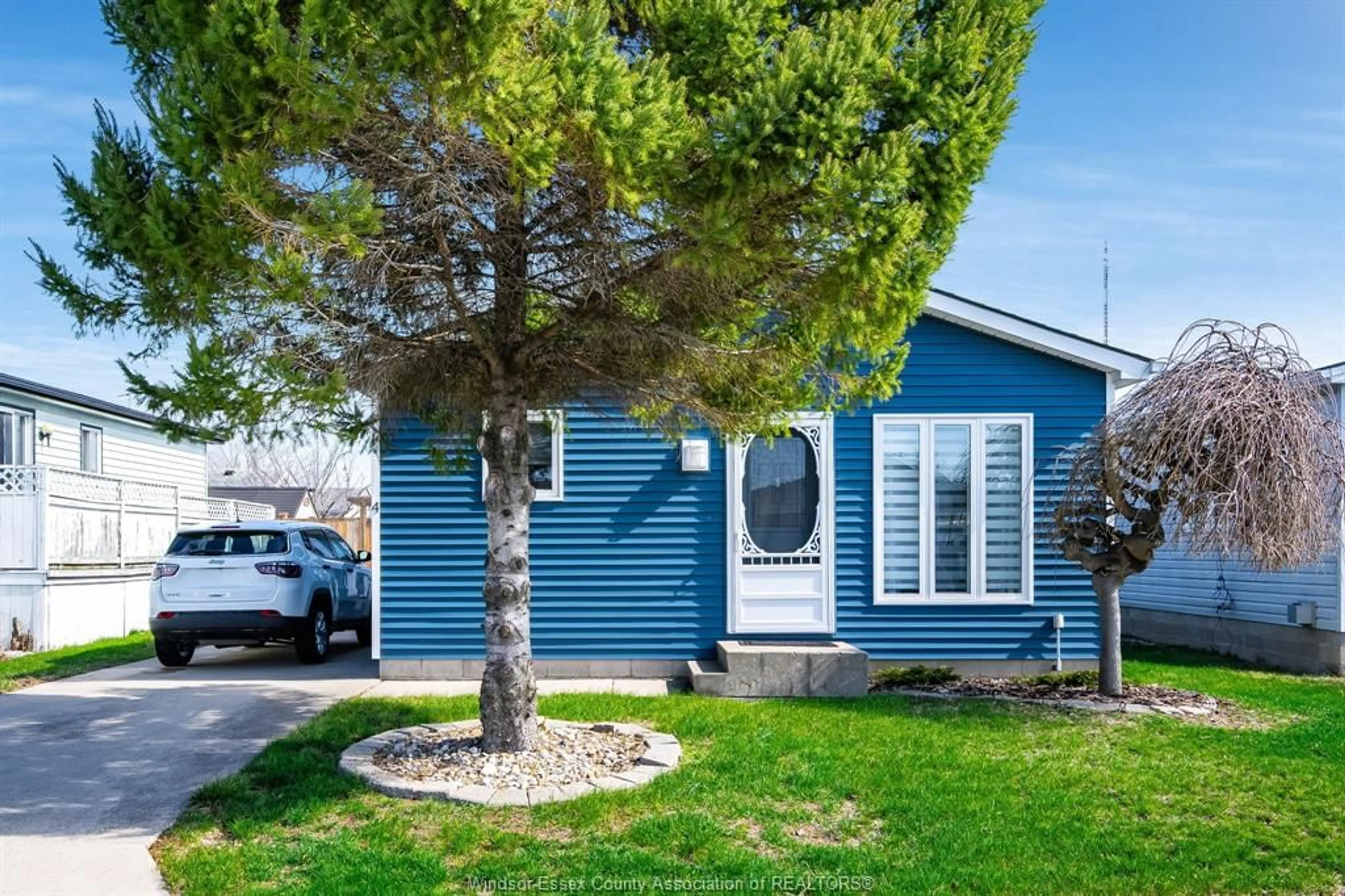 Home with vinyl exterior material, street for 4 Hawthorne, McGregor Ontario N0R 1J0