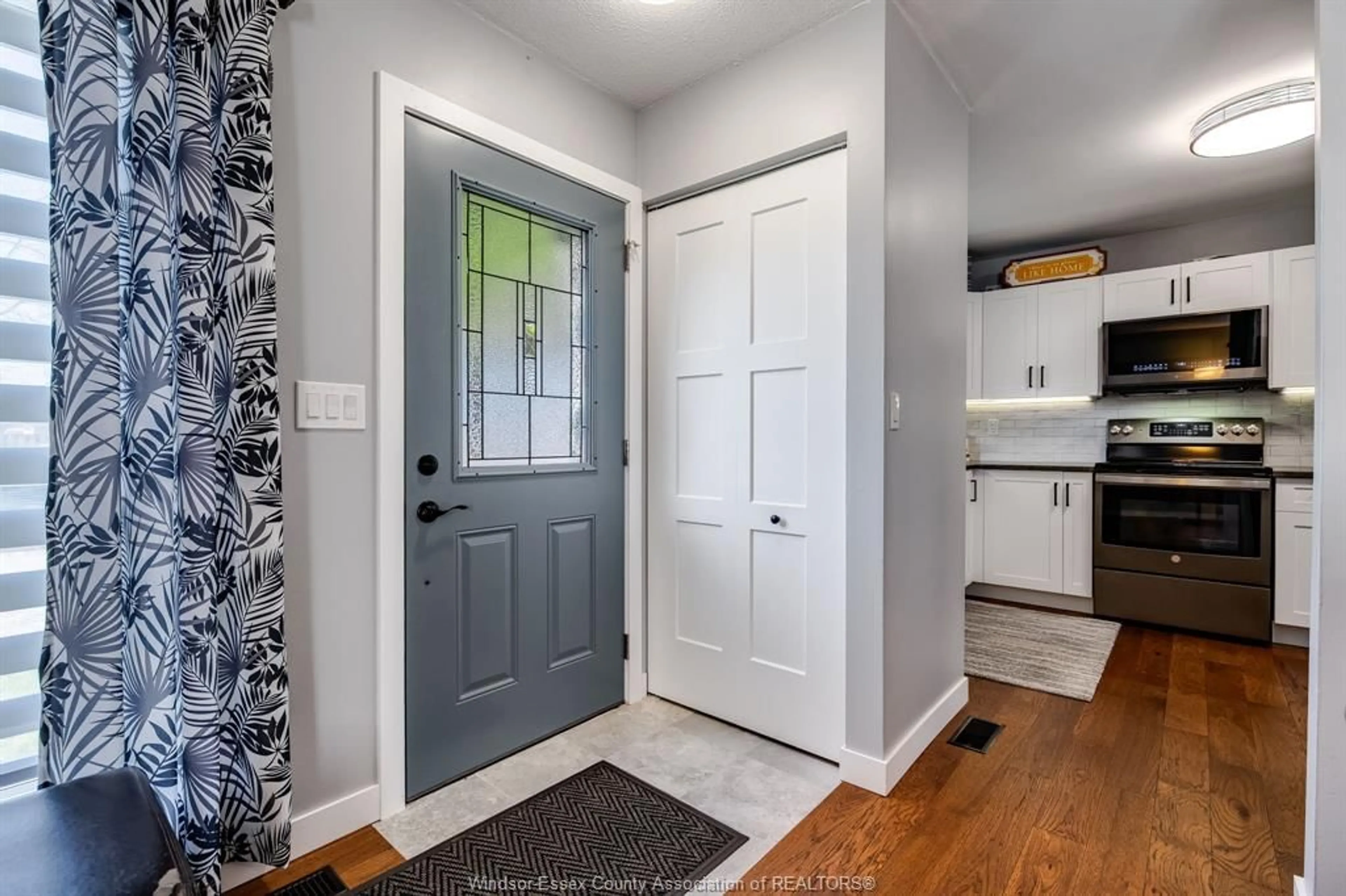 Indoor entryway for 4 Hawthorne, McGregor Ontario N0R 1J0