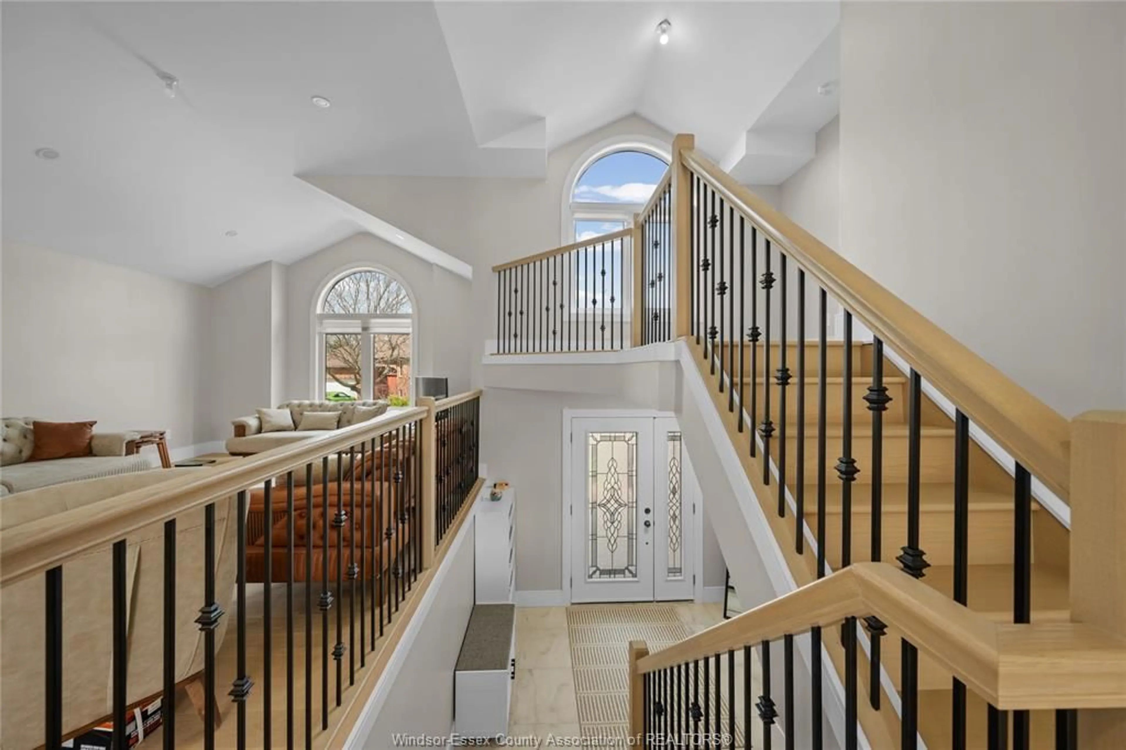 Indoor foyer for 4561 HUNT CLUB, Windsor Ontario N9G 2P6