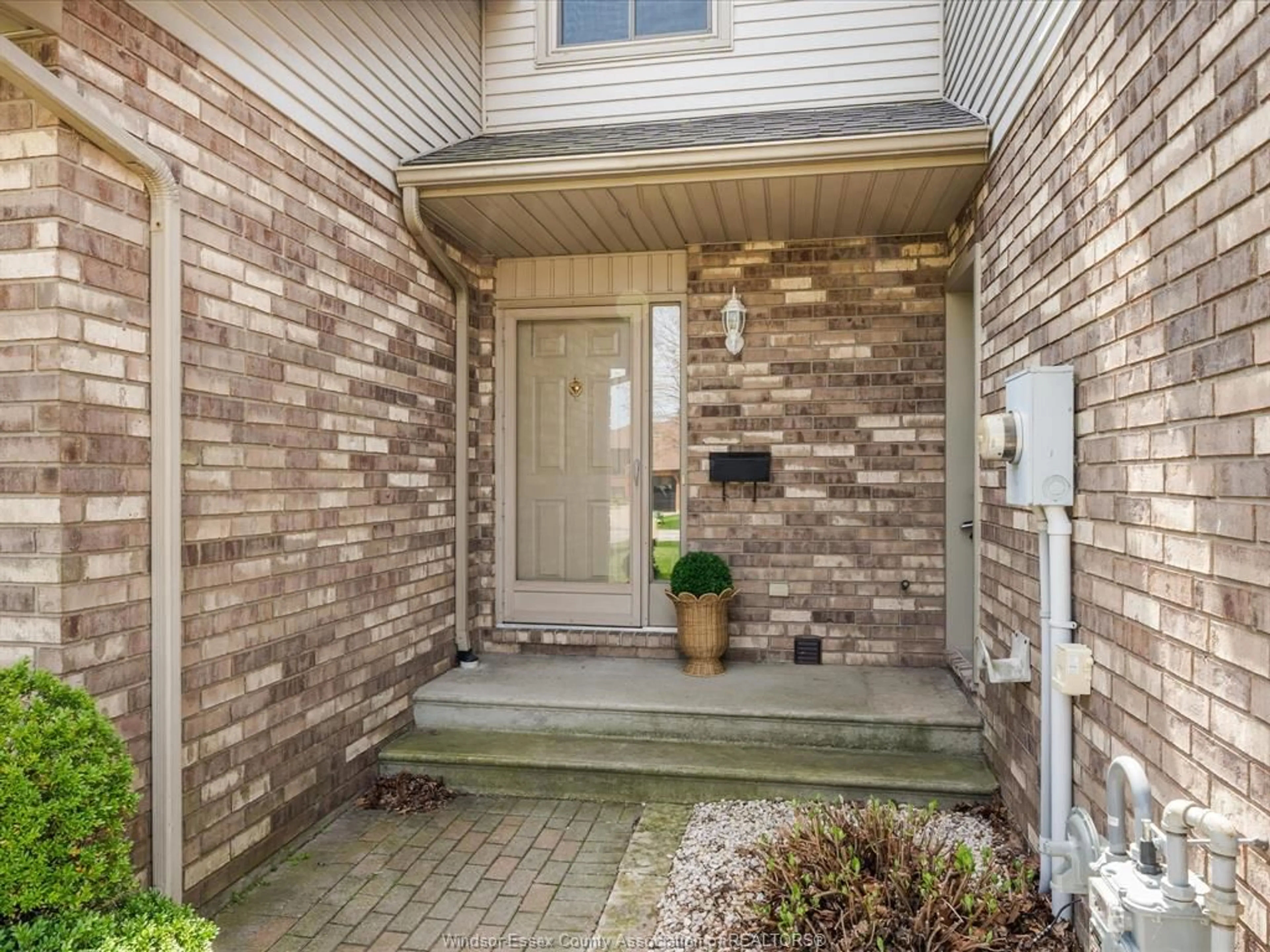 Indoor entryway for 30 Cheyenne Crt, Leamington Ontario N8H 5E3