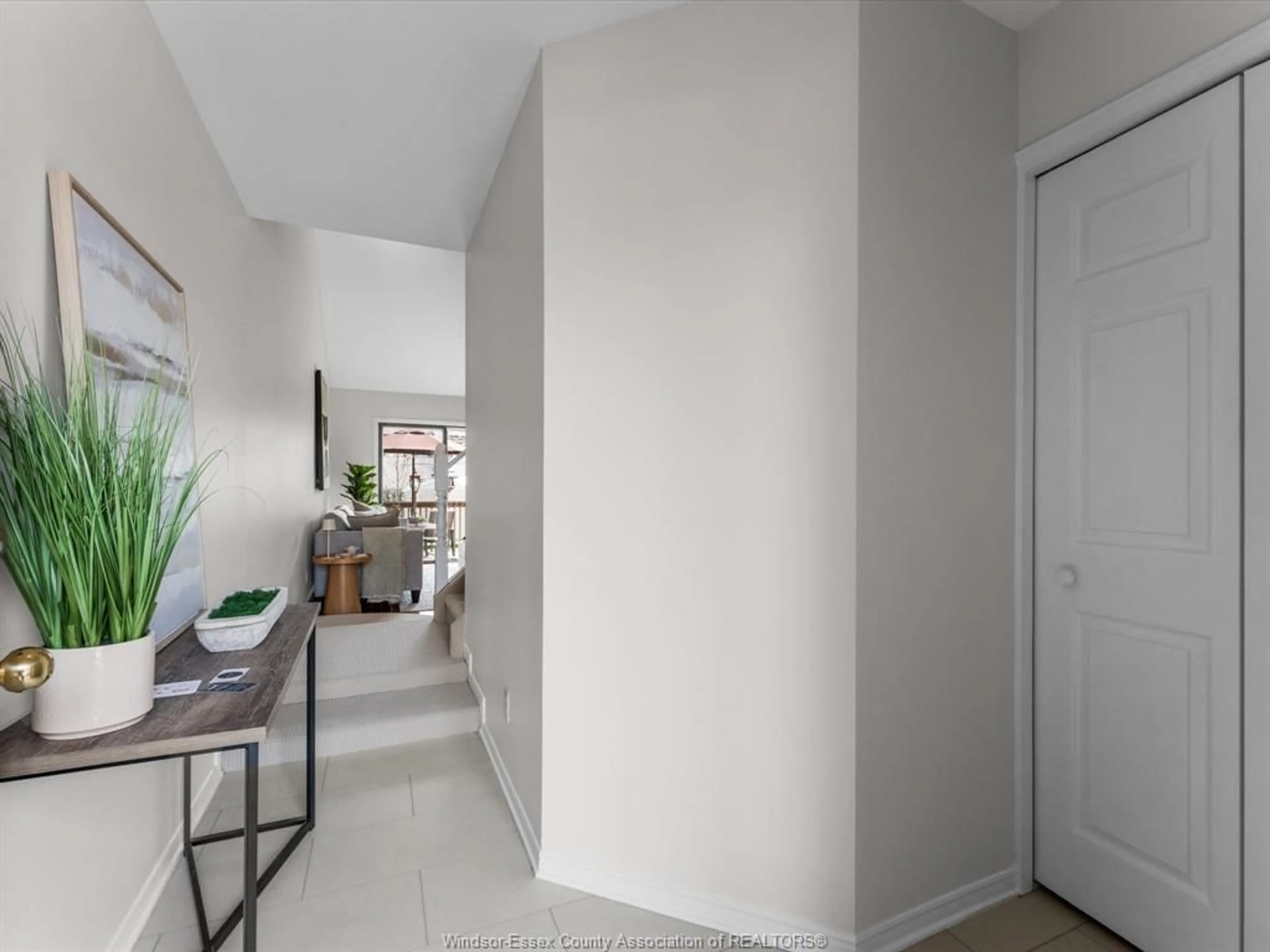 Indoor entryway for 30 Cheyenne Crt, Leamington Ontario N8H 5E3
