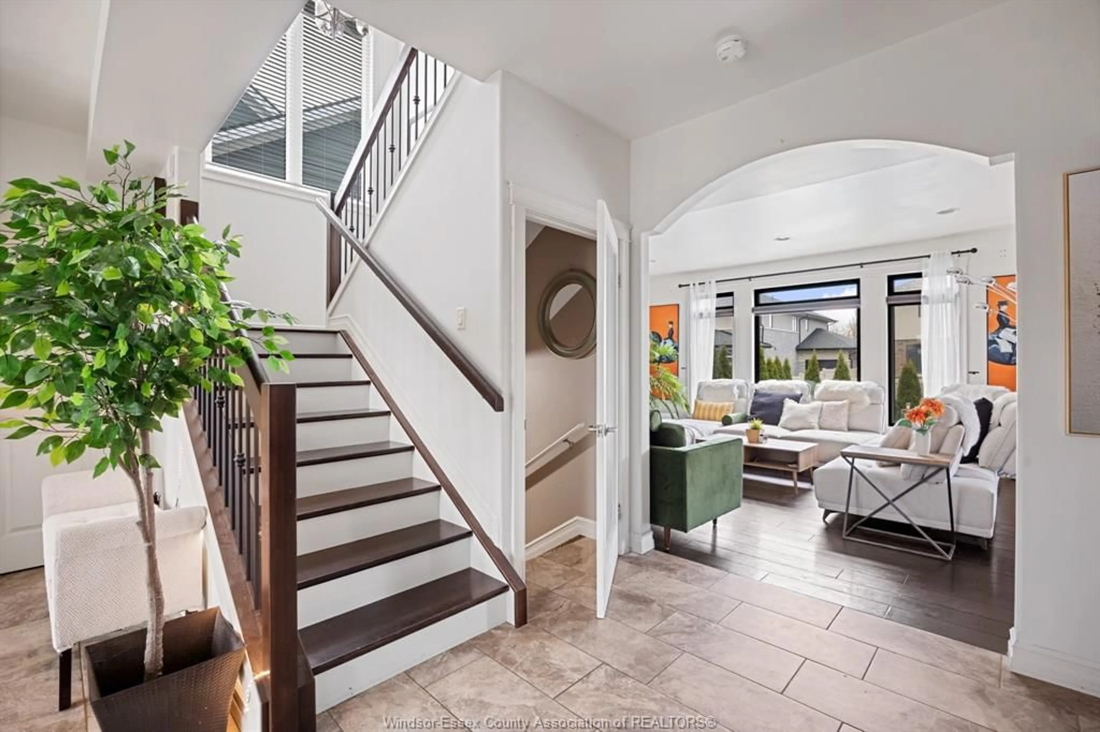 Indoor entryway for 545 HERDMAN, LaSalle Ontario N9J 3Y3