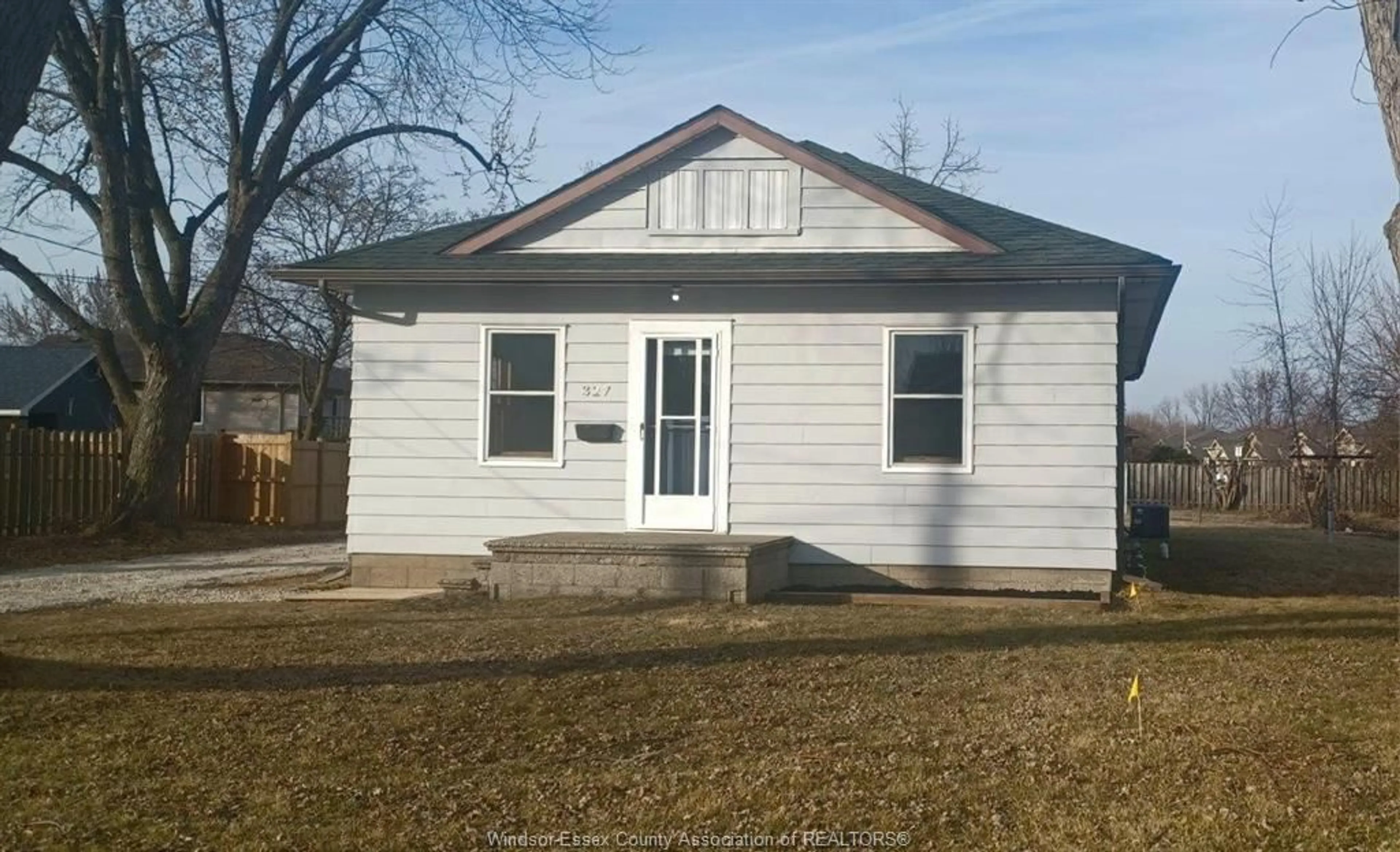 Home with vinyl exterior material, street for 327 BOUFFARD, LaSalle Ontario N9J 1G3