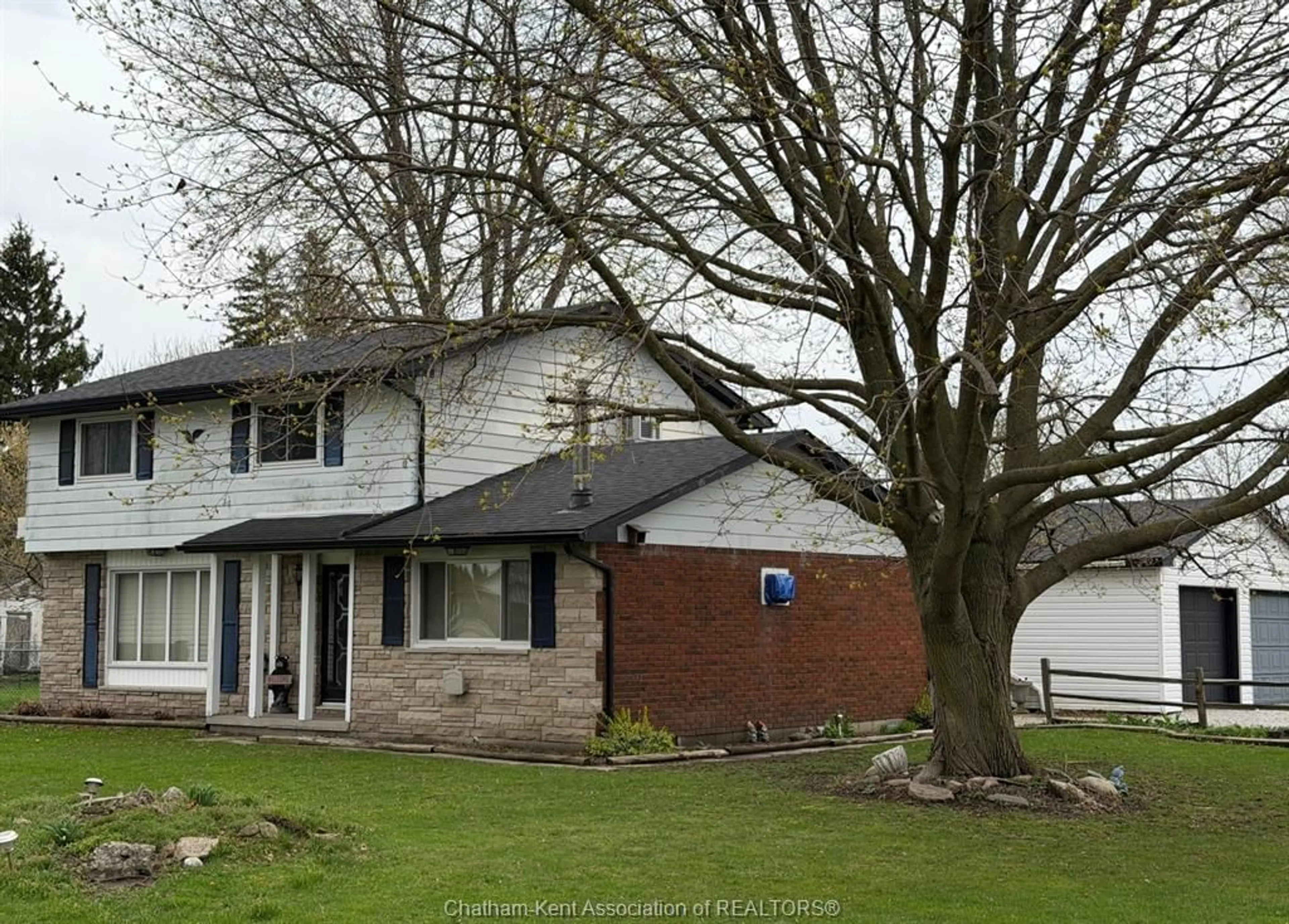 A pic from outside/outdoor area/front of a property/back of a property/a pic from drone, street for 5041 Dufferin Ave, Wallaceburg Ontario N8A 4N1