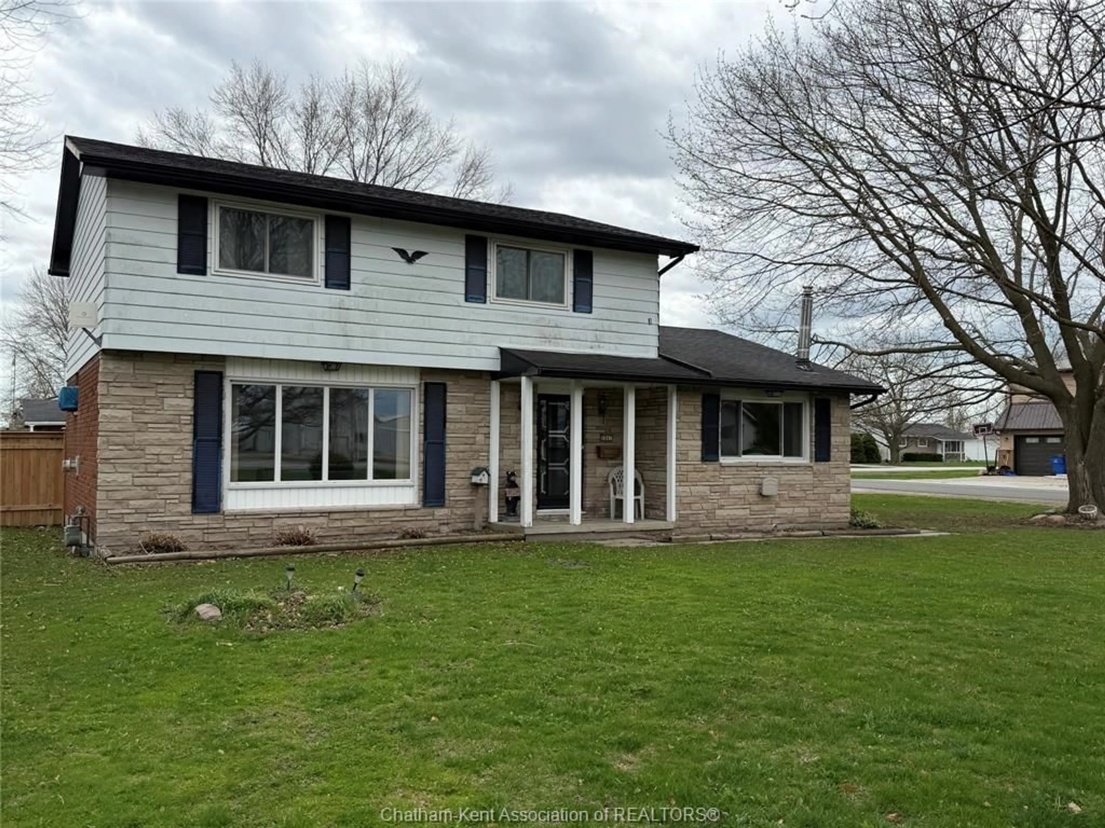 A pic from outside/outdoor area/front of a property/back of a property/a pic from drone, unknown for 5041 Dufferin Ave, Wallaceburg Ontario N8A 4N1