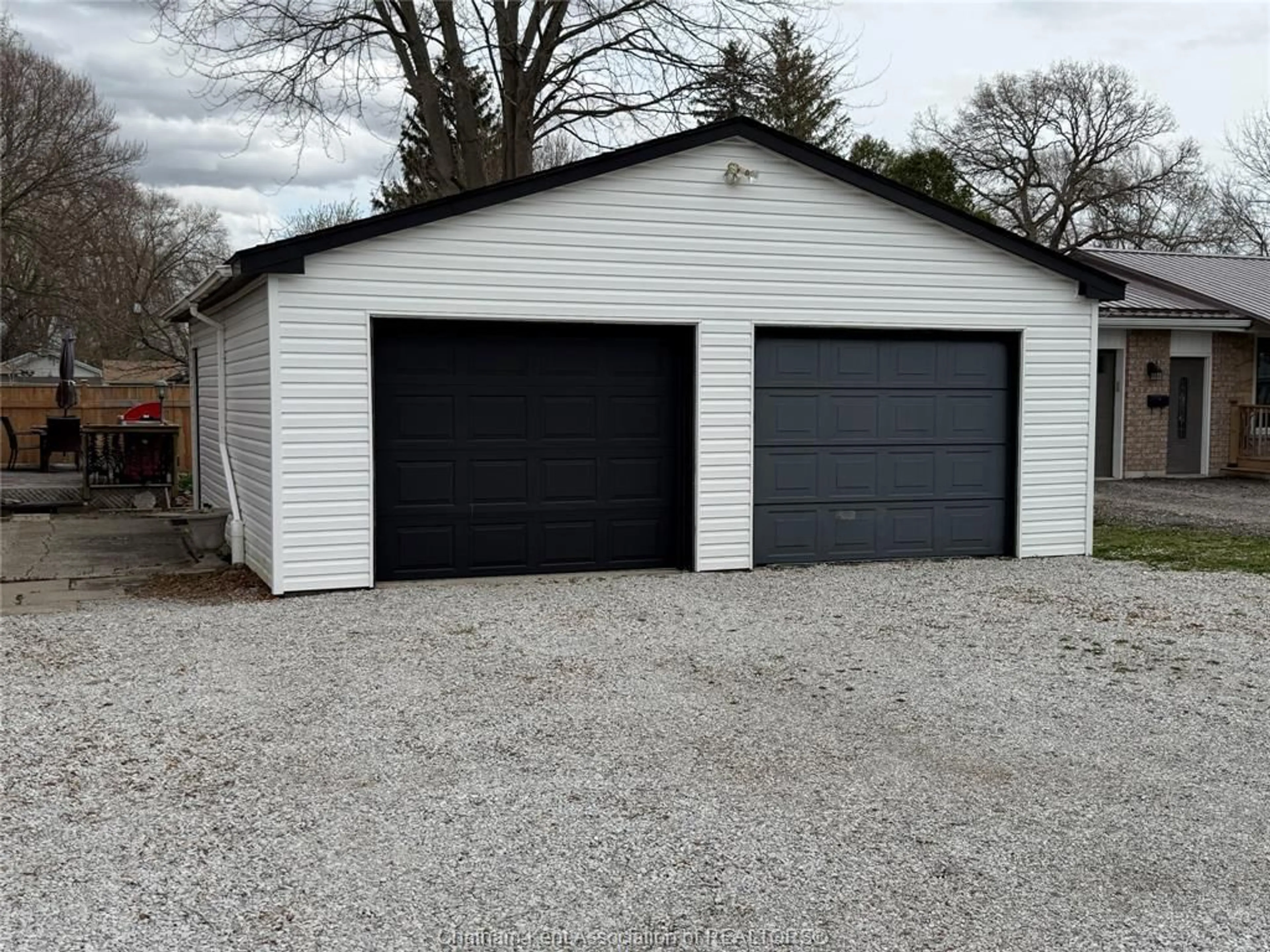 Indoor garage for 5041 Dufferin Ave, Wallaceburg Ontario N8A 4N1