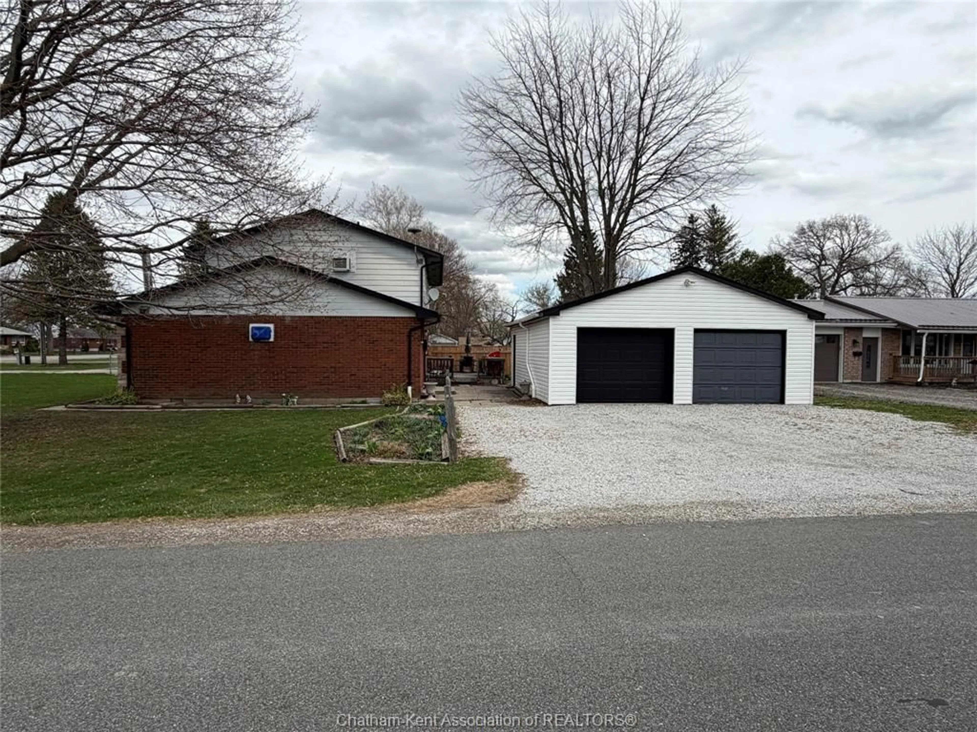 A pic from outside/outdoor area/front of a property/back of a property/a pic from drone, street for 5041 Dufferin Ave, Wallaceburg Ontario N8A 4N1