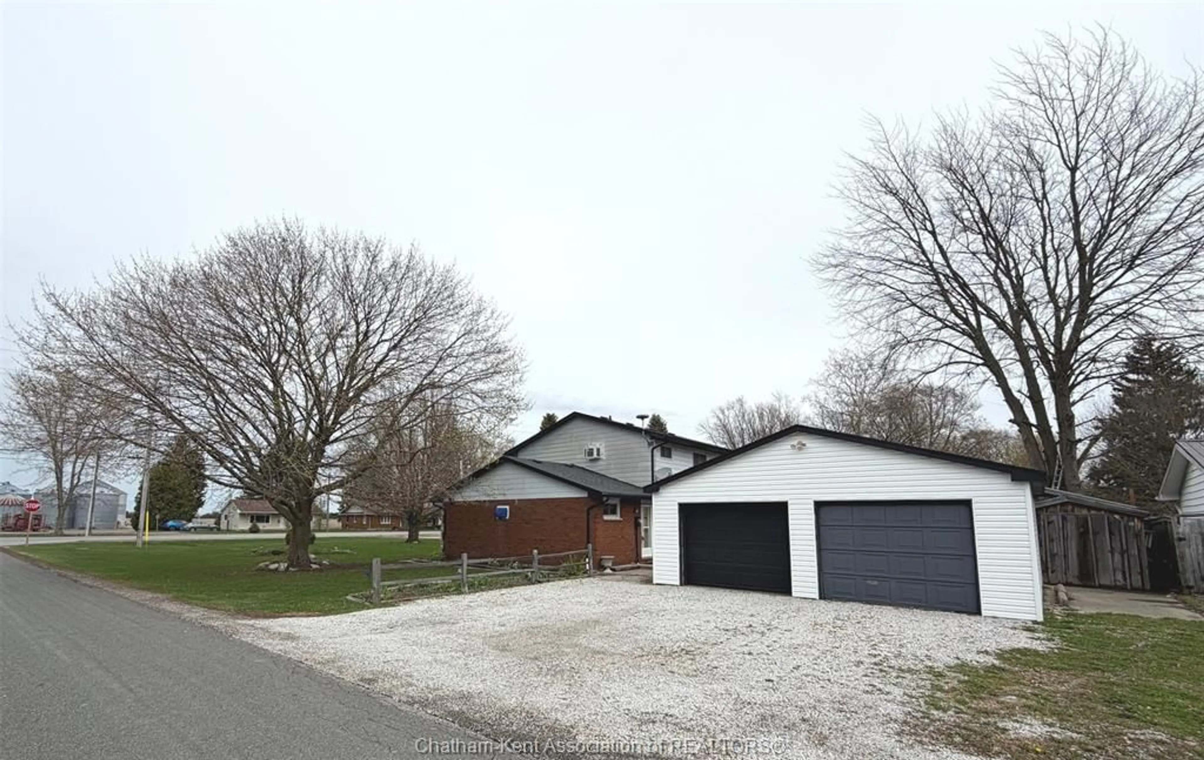 A pic from outside/outdoor area/front of a property/back of a property/a pic from drone, street for 5041 Dufferin Ave, Wallaceburg Ontario N8A 4N1