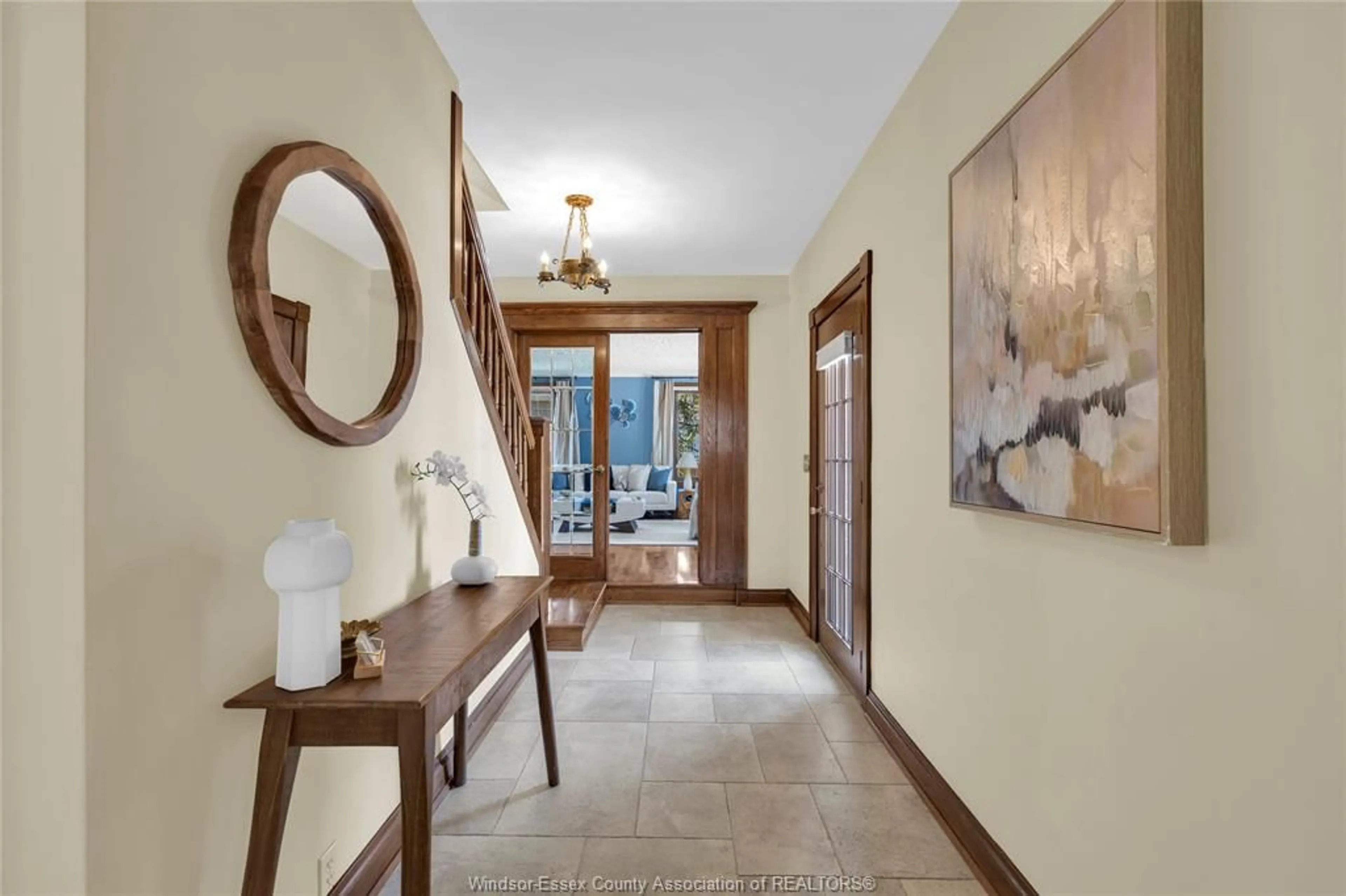 Indoor entryway for 767 ROSELAND Dr, Windsor Ontario N9G 1T7
