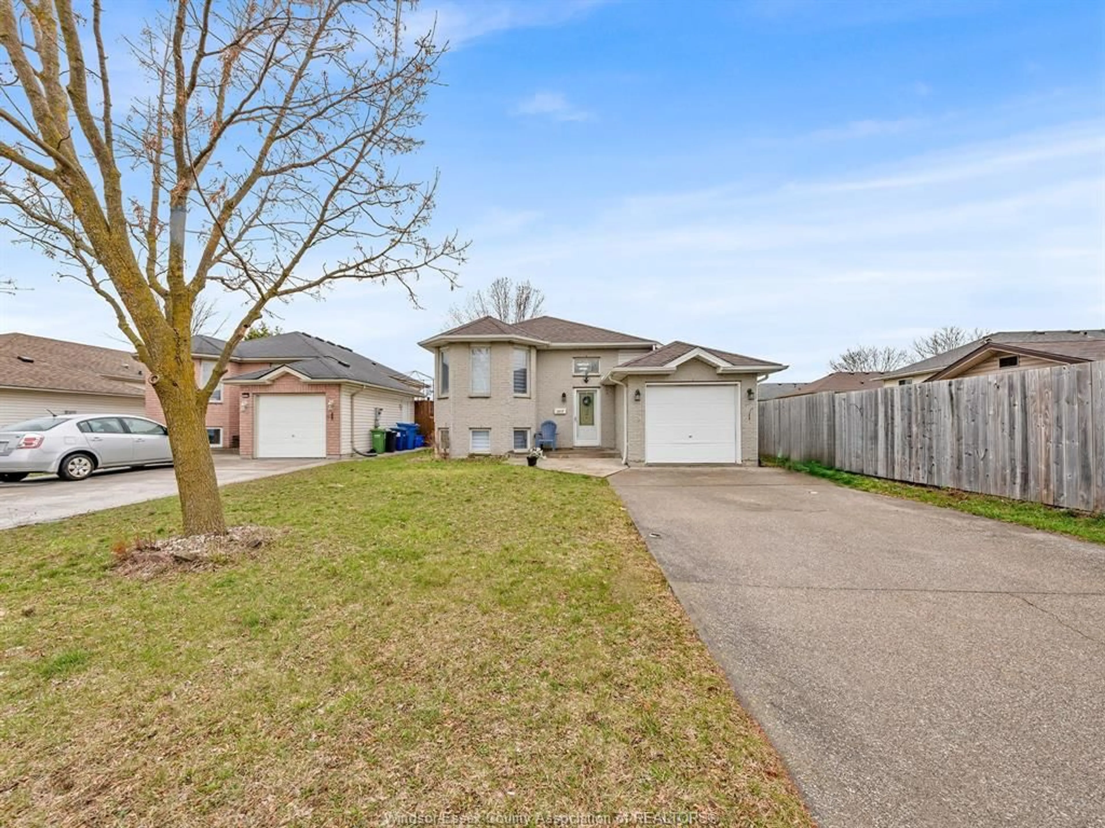 A pic from outside/outdoor area/front of a property/back of a property/a pic from drone, street for 3815 YELLOWOOD, Windsor Ontario N9E 4T2