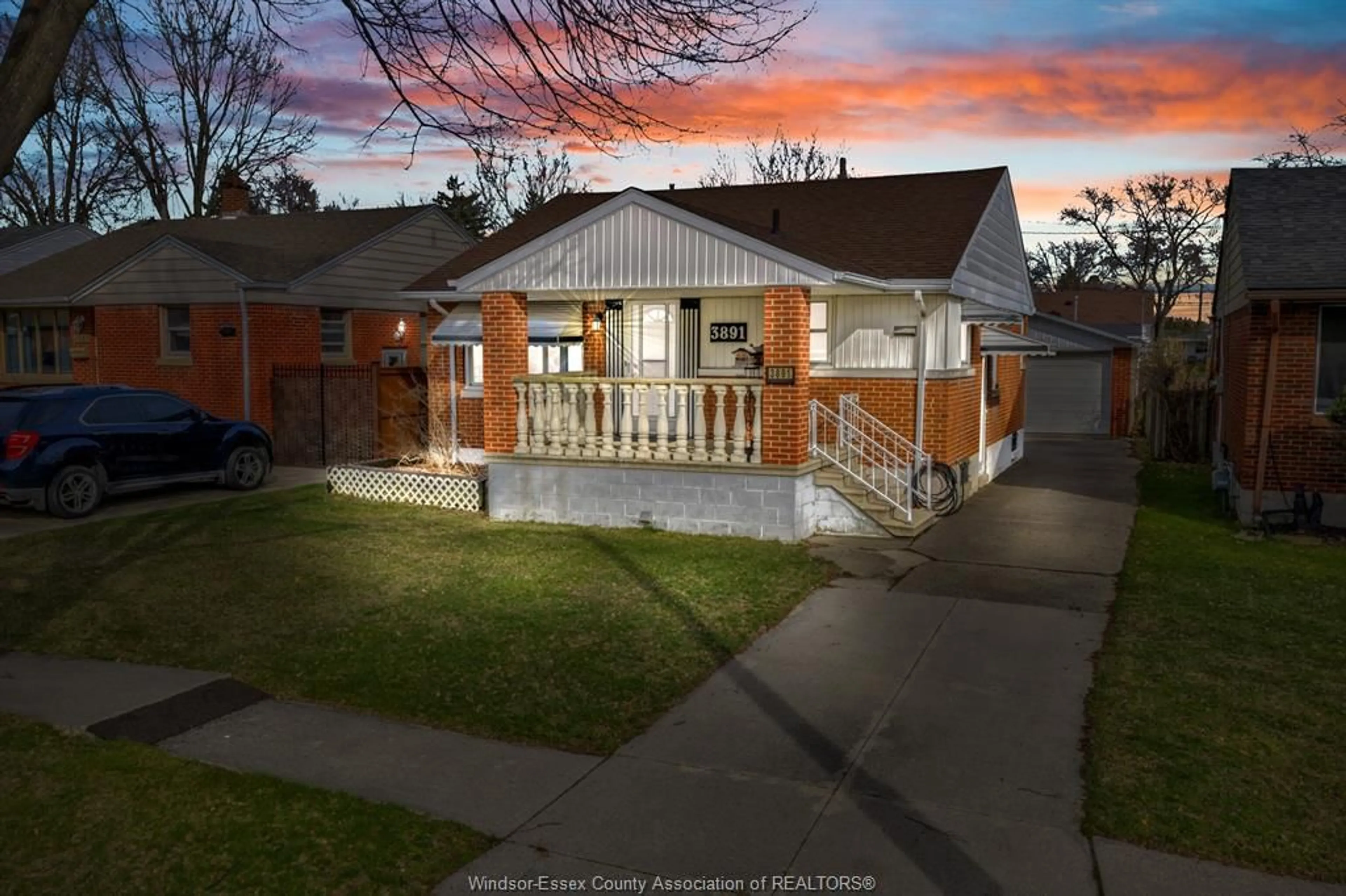 A pic from outside/outdoor area/front of a property/back of a property/a pic from drone, street for 3891 VAUGHAN St, Windsor Ontario N9C 1Z6
