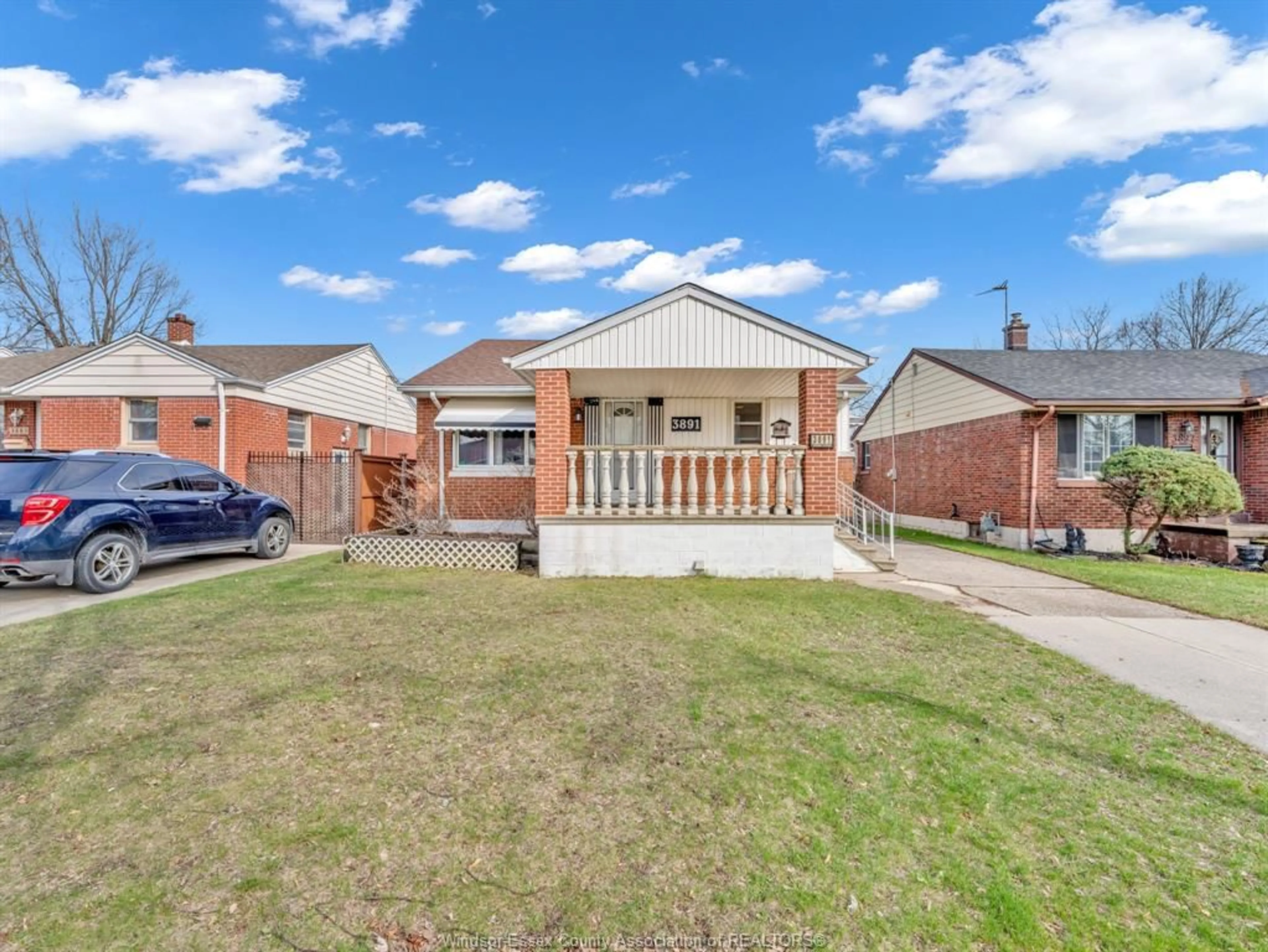 A pic from outside/outdoor area/front of a property/back of a property/a pic from drone, street for 3891 VAUGHAN St, Windsor Ontario N9C 1Z6