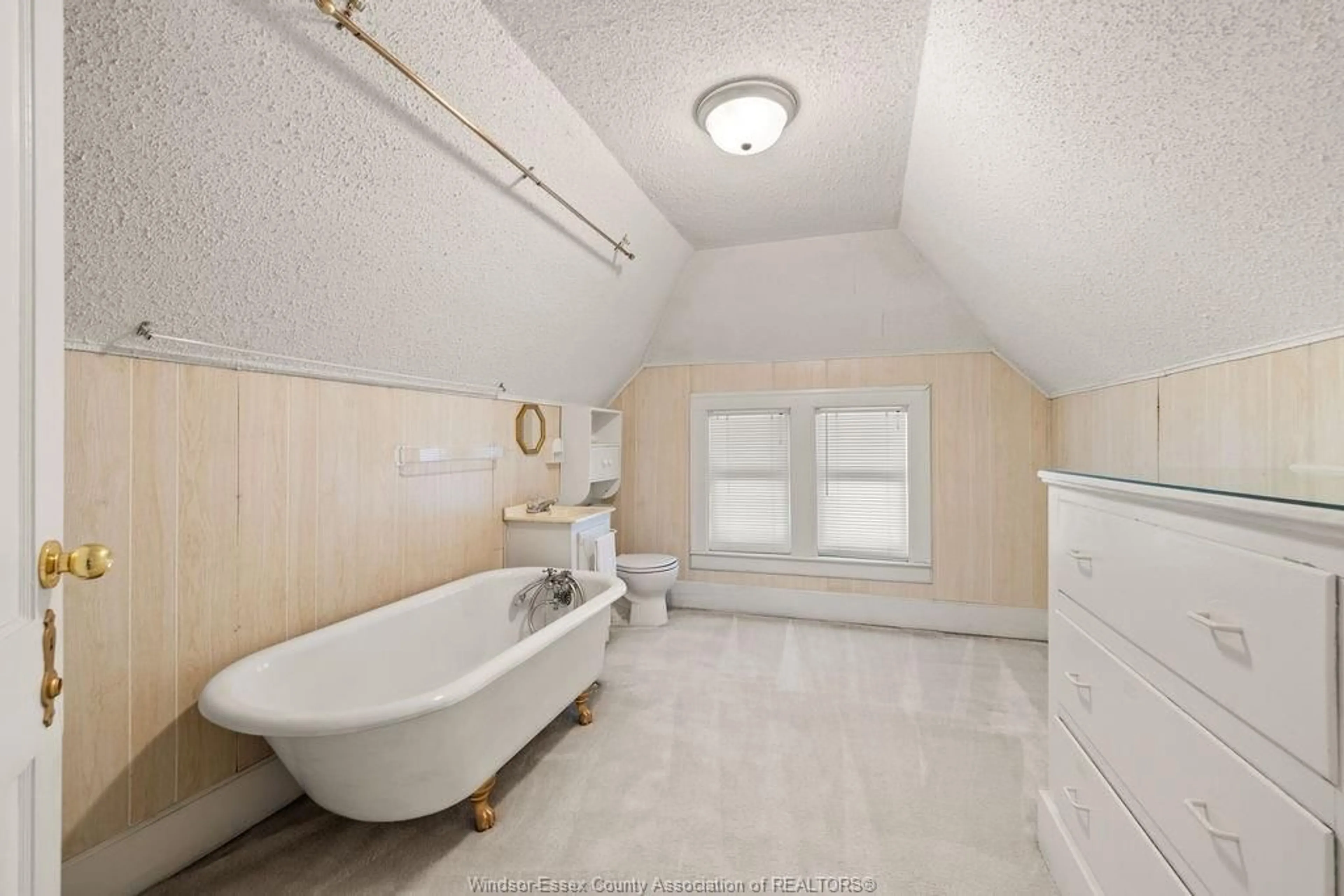 Standard bathroom, ceramic/tile floor for 2203 VICTORIA, Windsor Ontario N8X 1R2