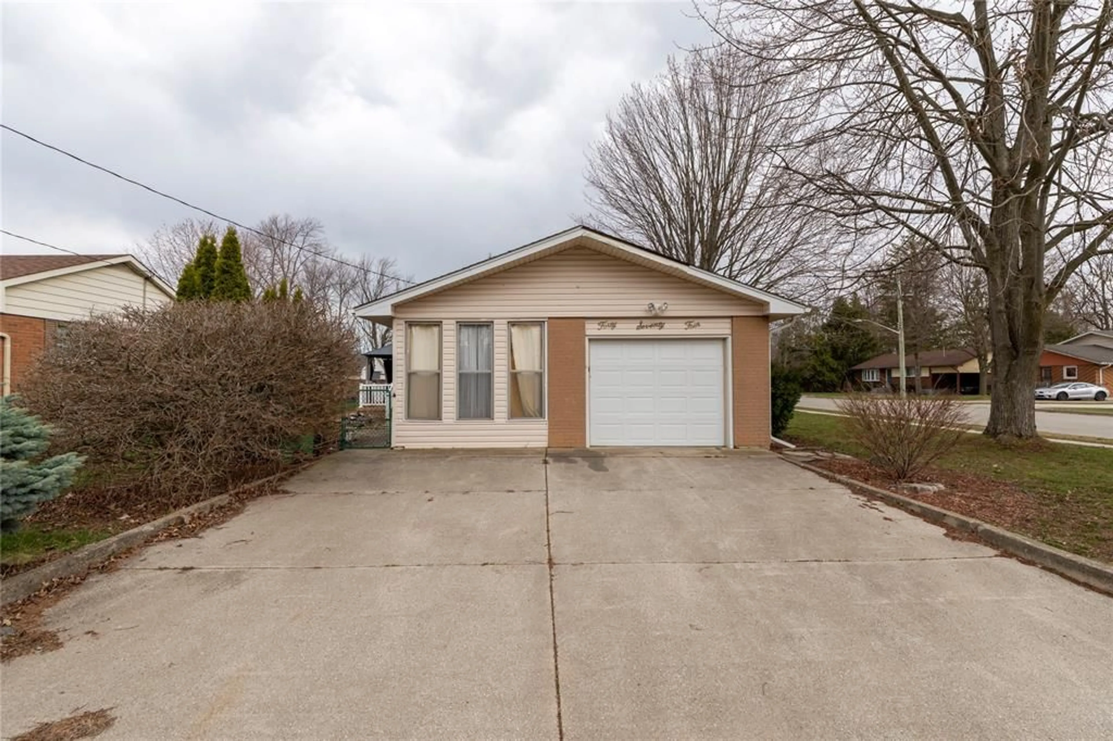 Unknown for 4074 JOE St, Petrolia Ontario N0N 1R0