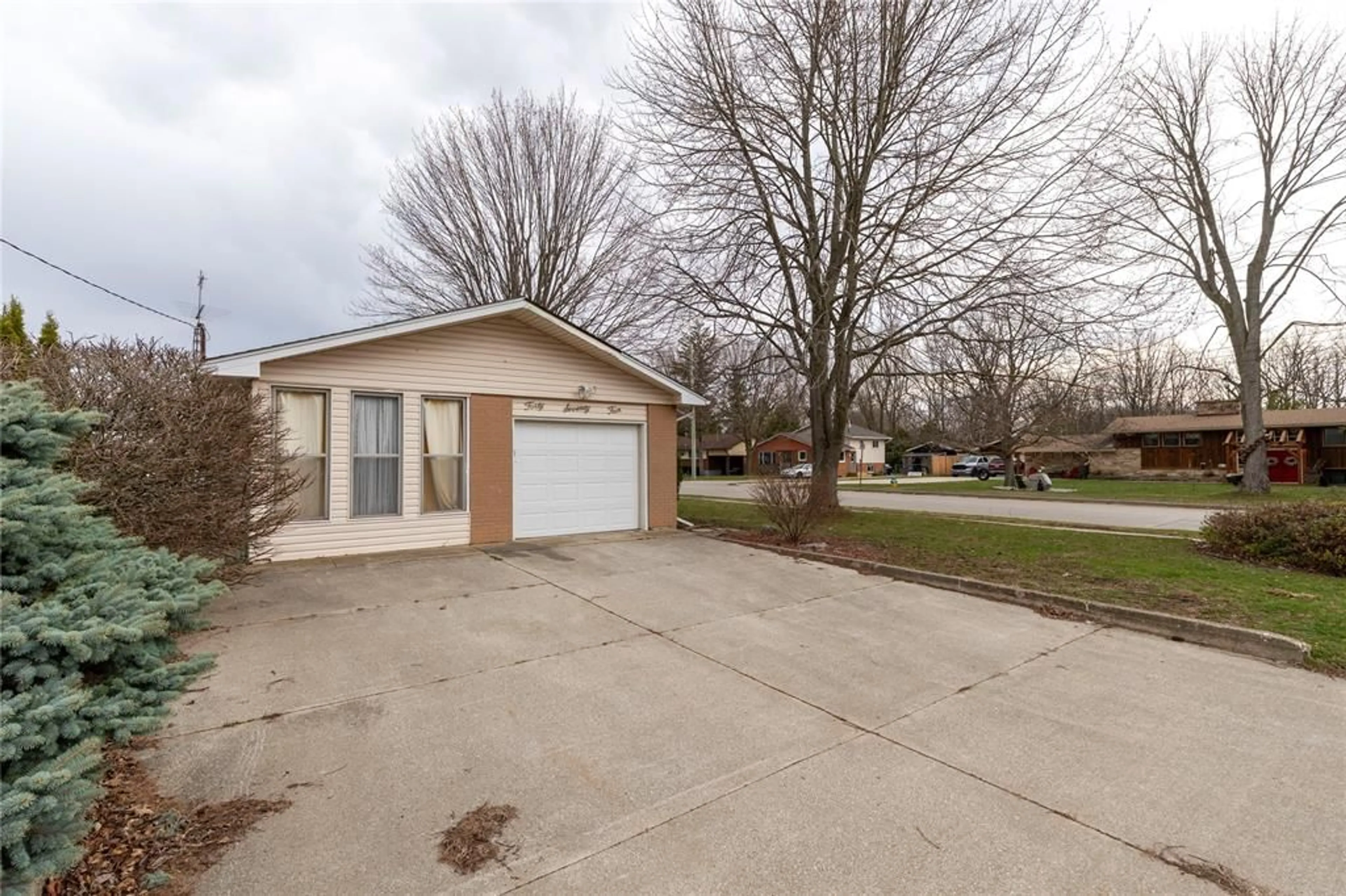 Unknown for 4074 JOE St, Petrolia Ontario N0N 1R0