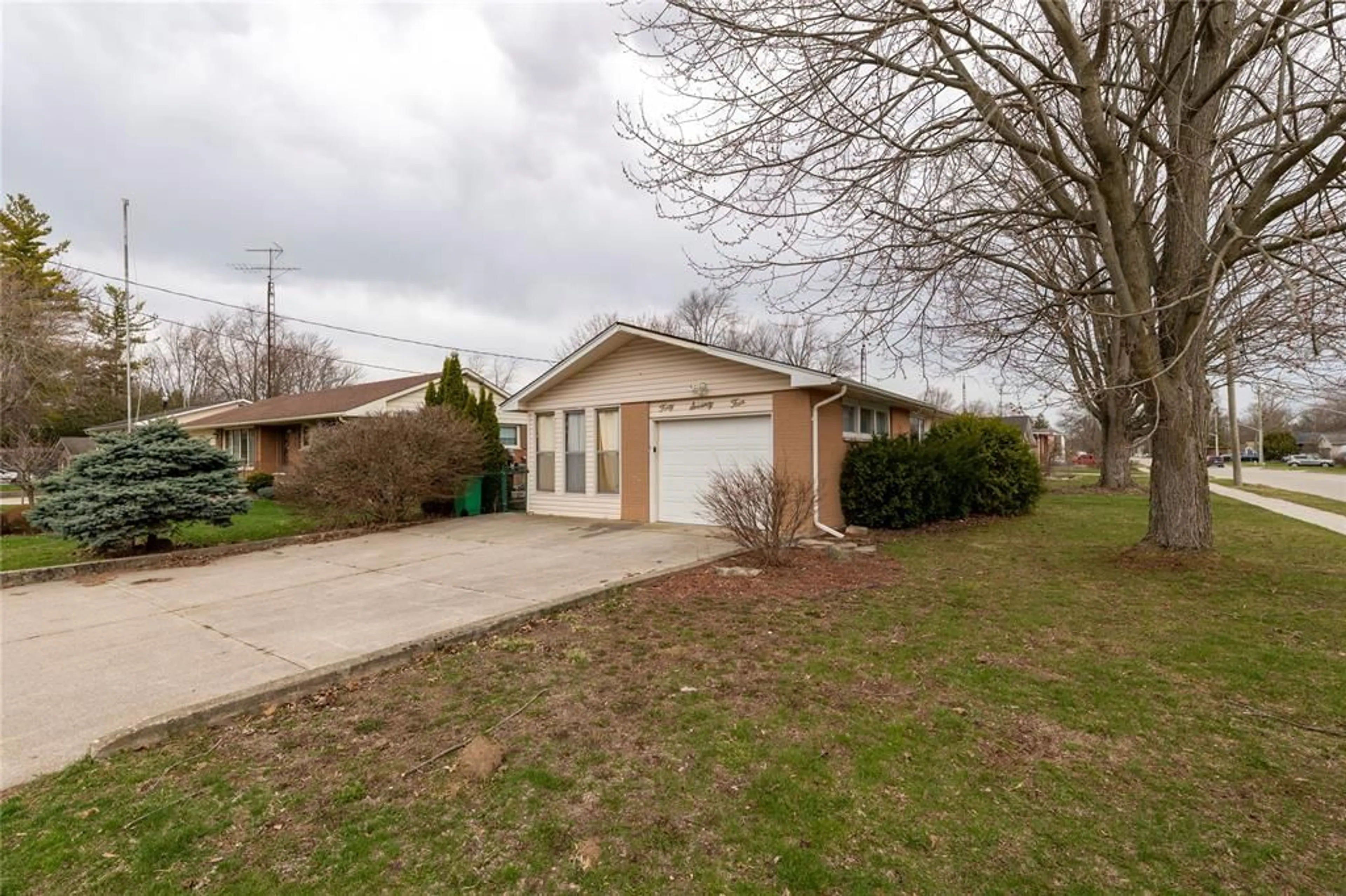 Unknown for 4074 JOE St, Petrolia Ontario N0N 1R0