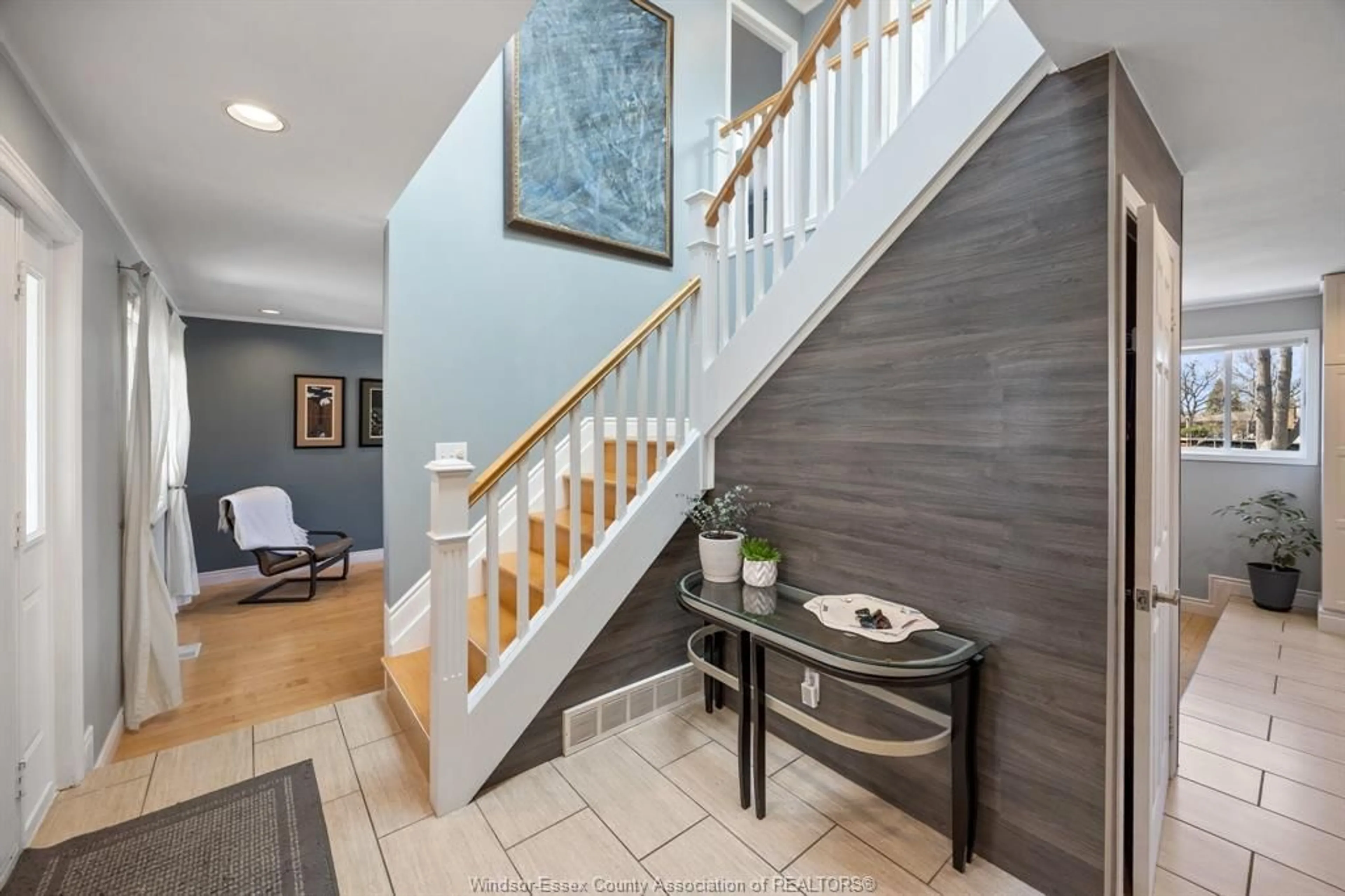 Indoor entryway for 237 EAST PUCE RD., Lakeshore Ontario N8L 0C5