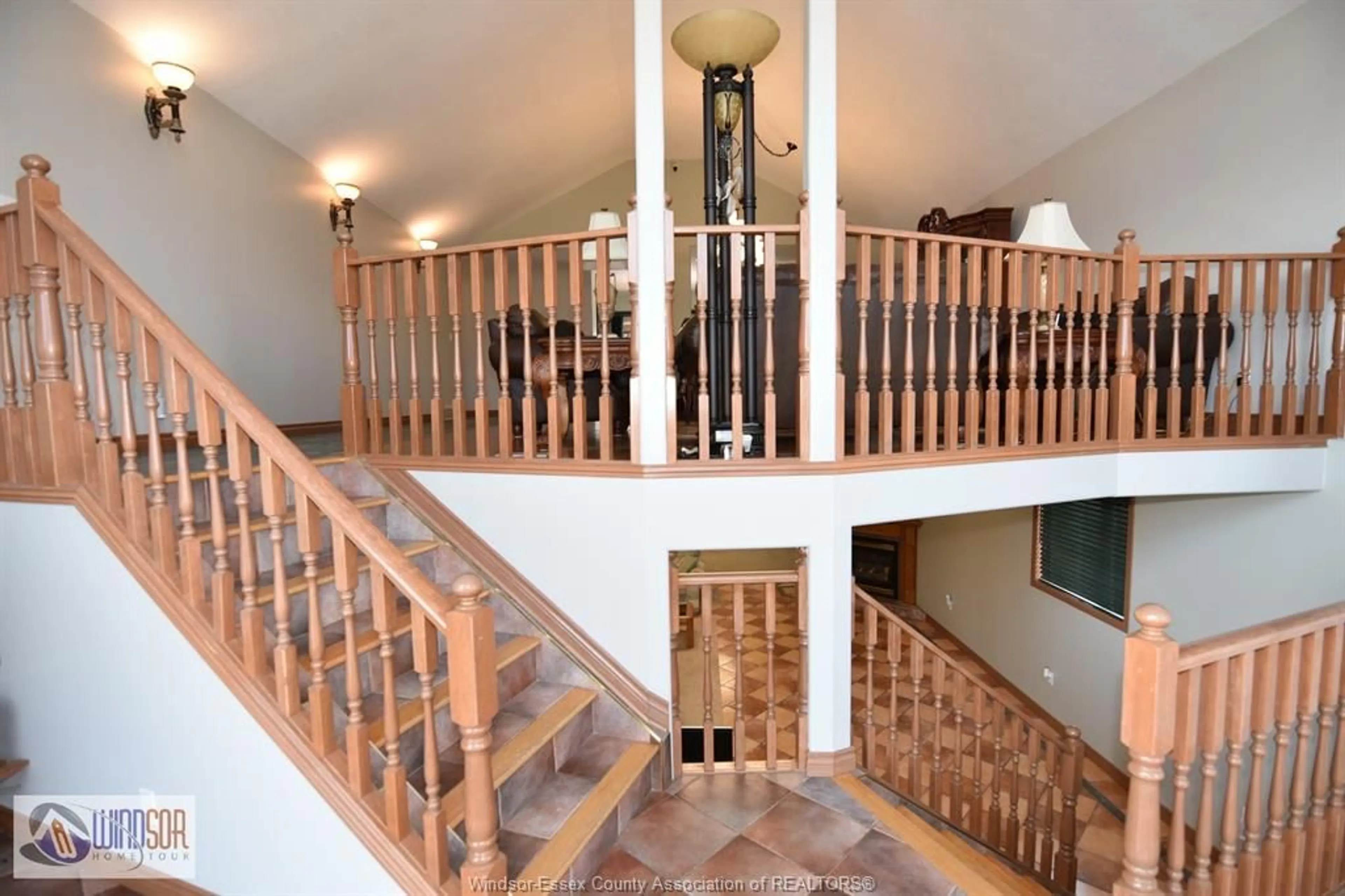 Indoor foyer for 4450 CHERRY HILL RD, Windsor Ontario N9G 2P5